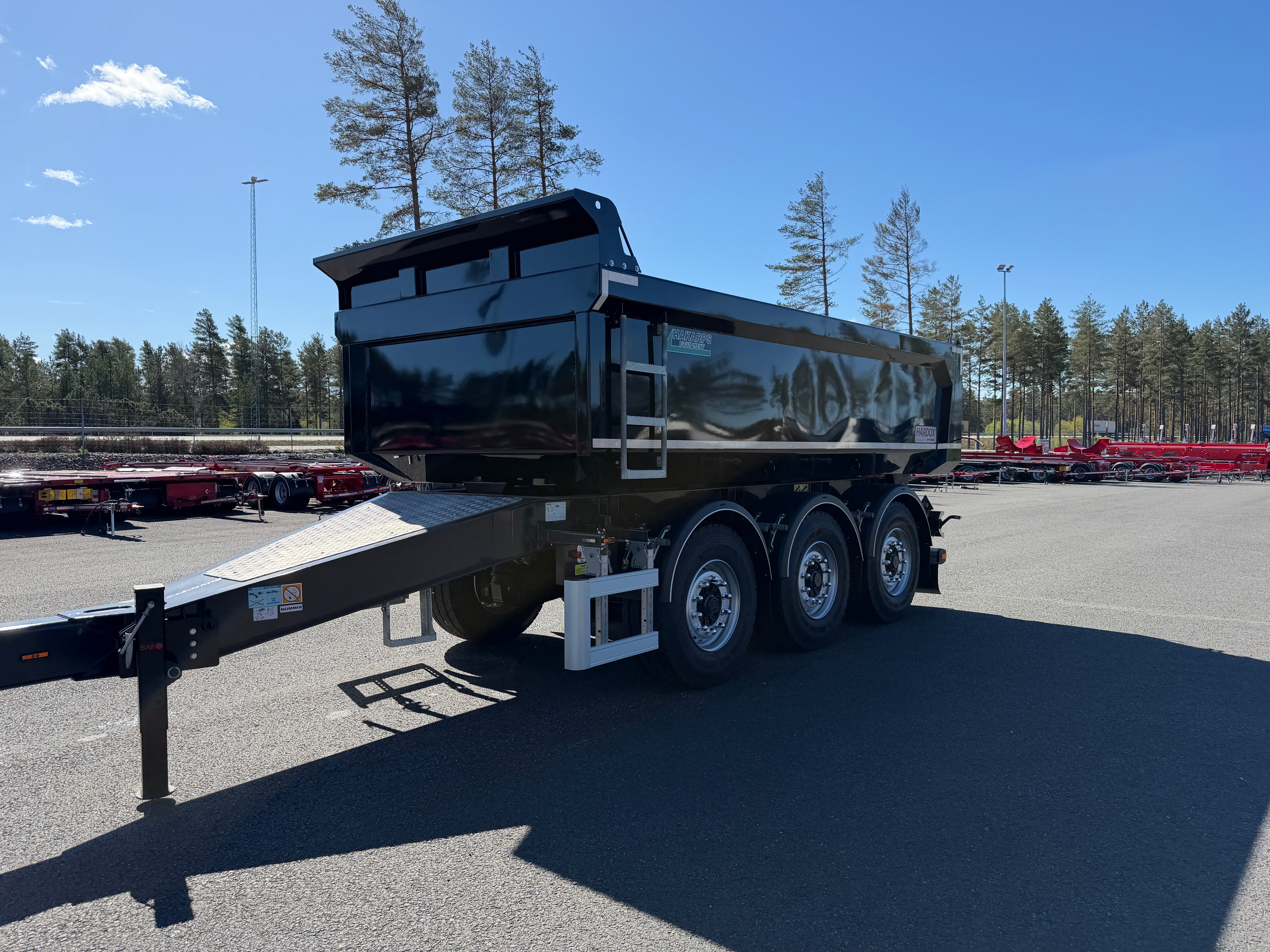 3 axlad 24 tons dumperkärra med kort dragstång