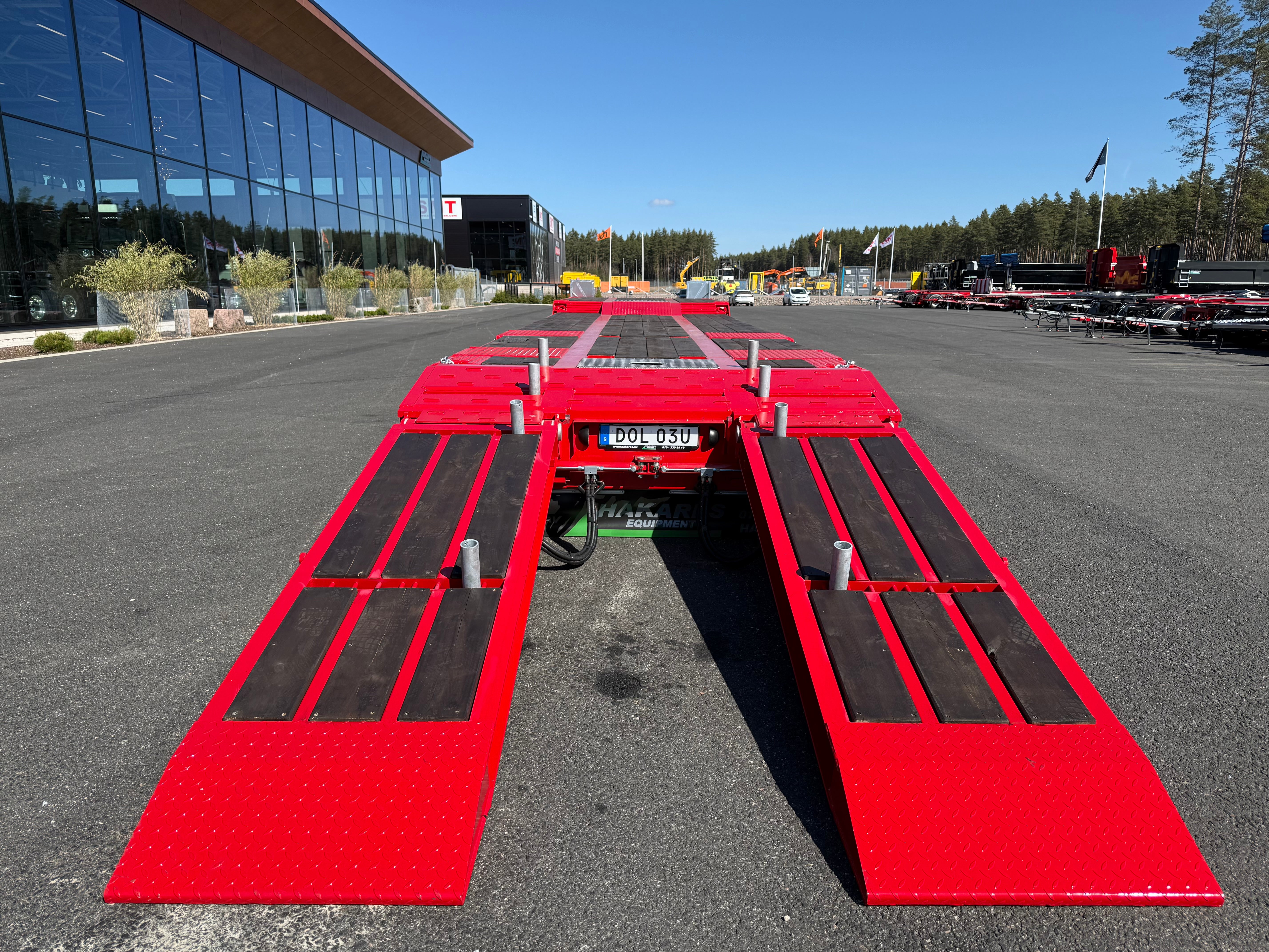 4 axlad 38 tons maskinvagn med hjulfickor och hydrauliska ramper