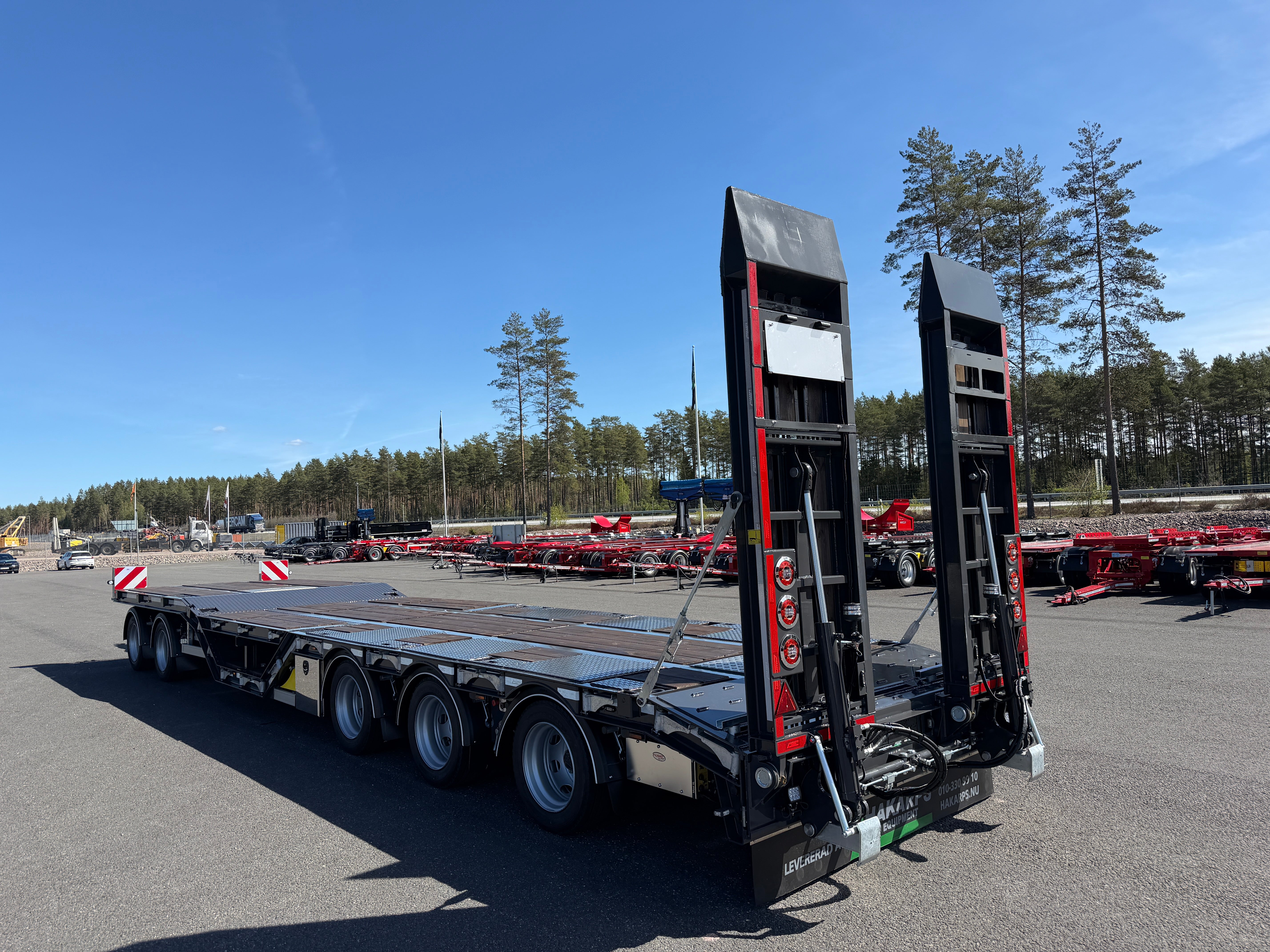 5 axlad 42 tons maskinvagn med hjulfickor och hydrauliska ramper