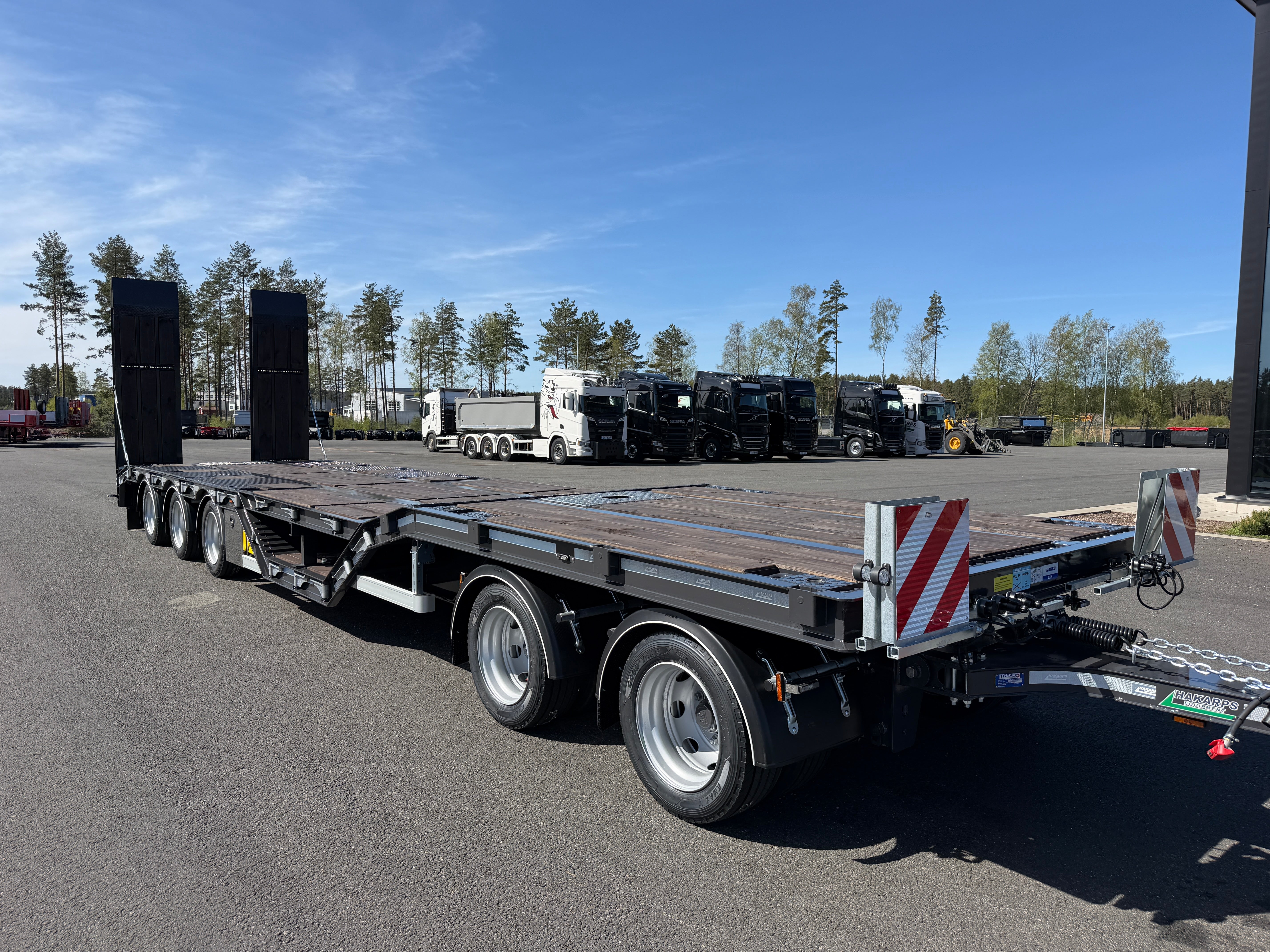 5 axlad 42 tons maskinvagn med hjulfickor och hydrauliska ramper
