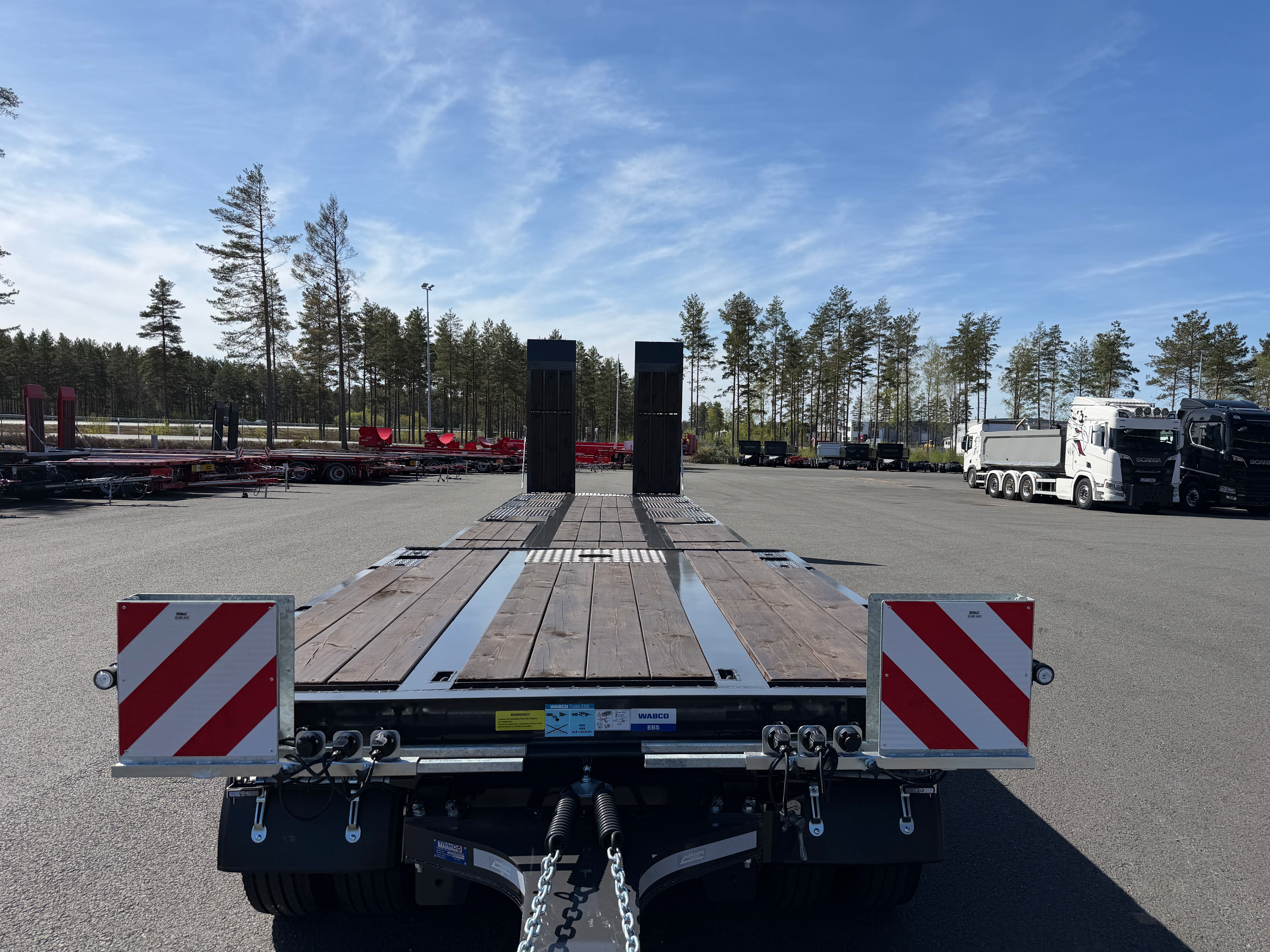 5 axlad 42 tons maskinvagn med hjulfickor och hydrauliska ramper