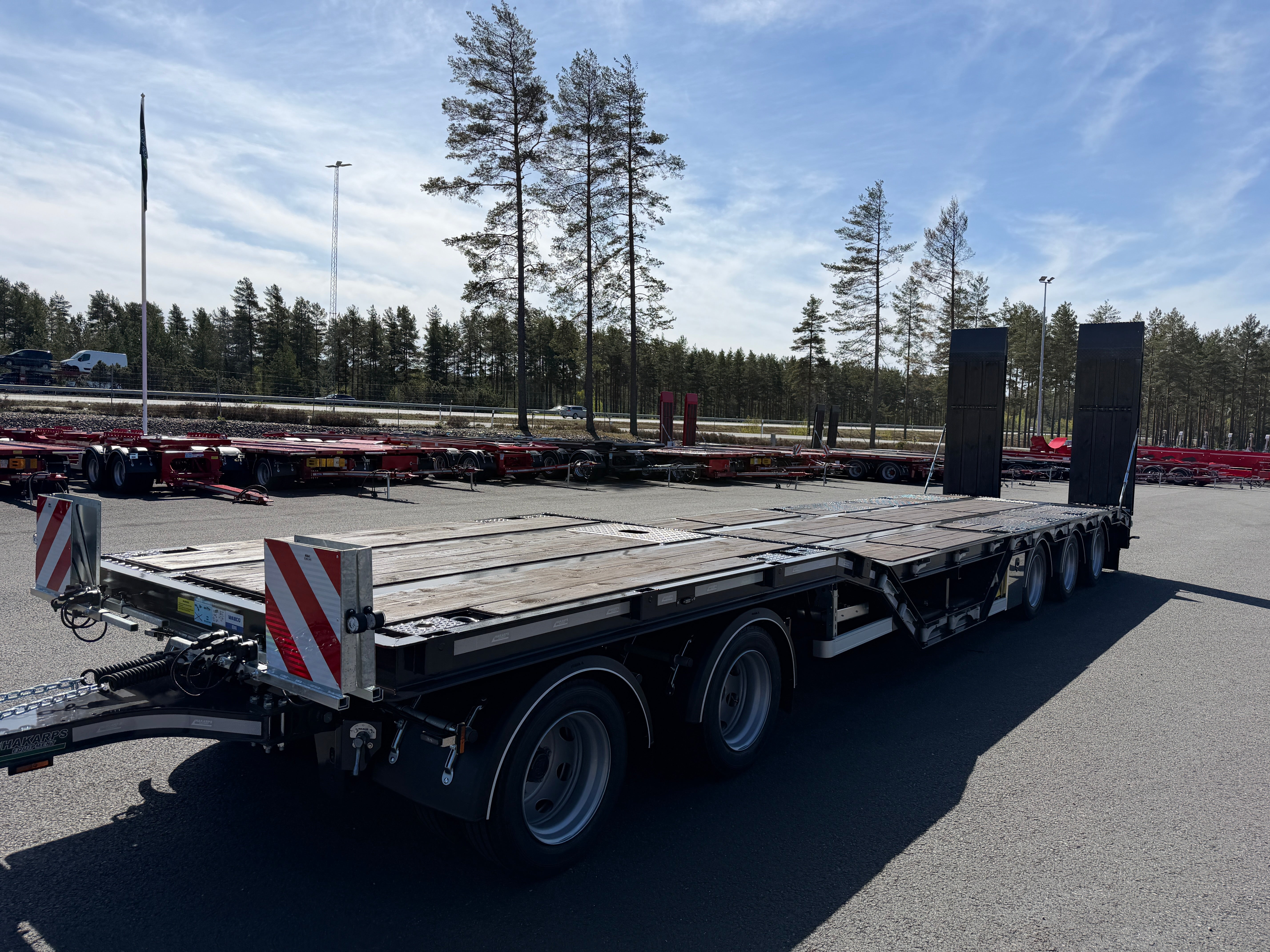 5 axlad 42 tons maskinvagn med hjulfickor och hydrauliska ramper