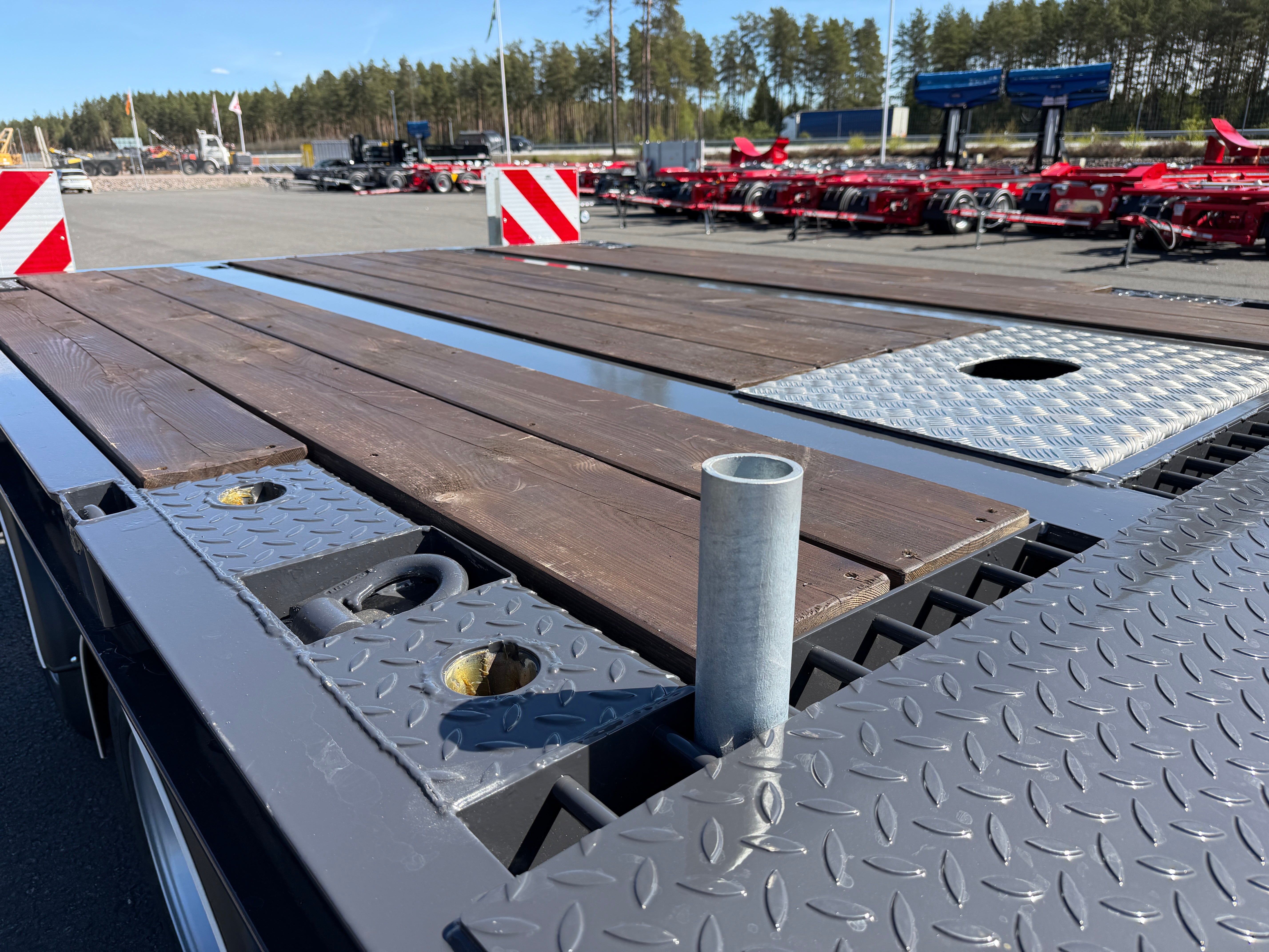 5 axlad 42 tons maskinvagn med hjulfickor och hydrauliska ramper
