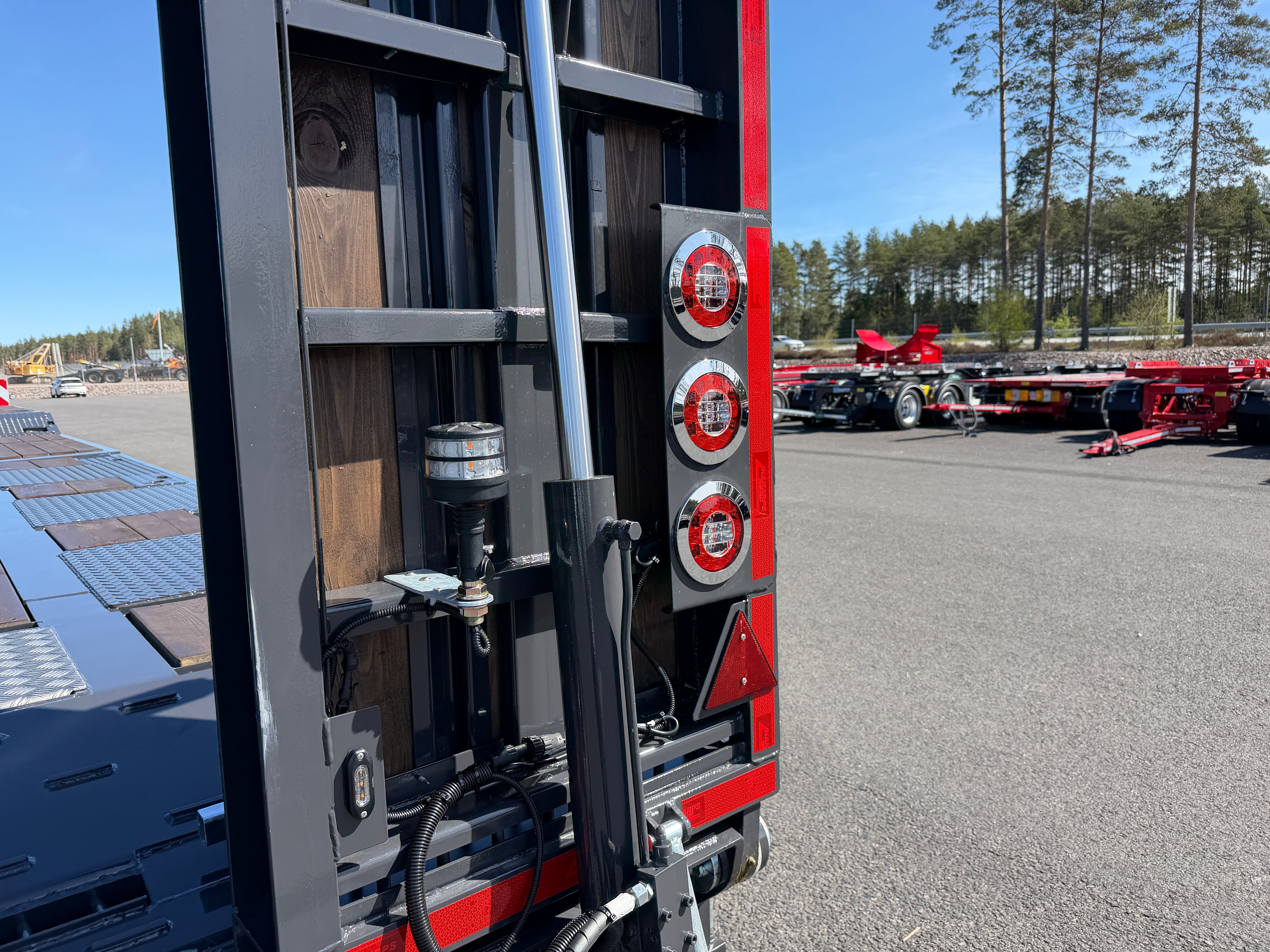 5 axlad 42 tons maskinvagn med hjulfickor och hydrauliska ramper