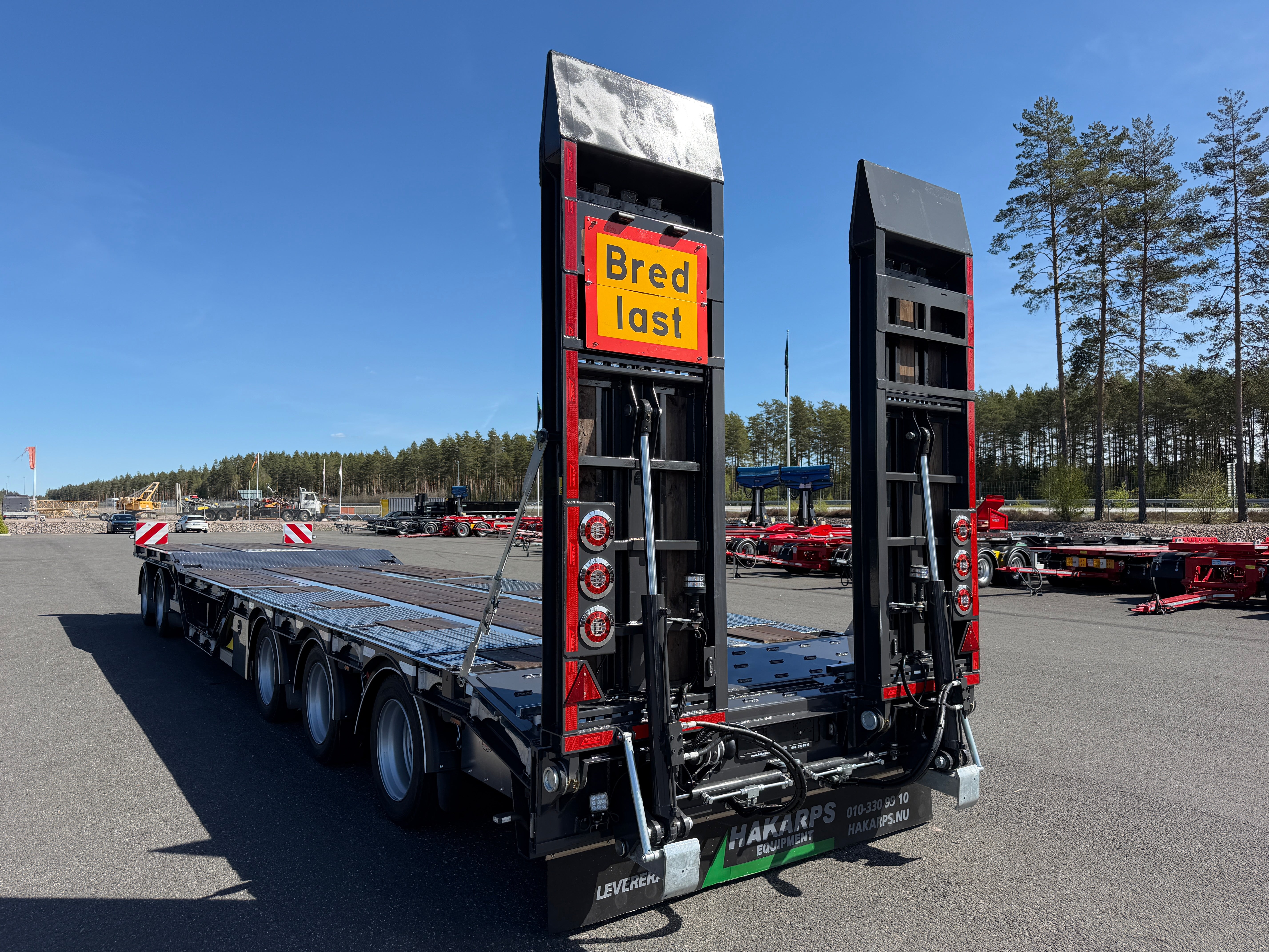 5 axlad 42 tons maskinvagn med hjulfickor och hydrauliska ramper