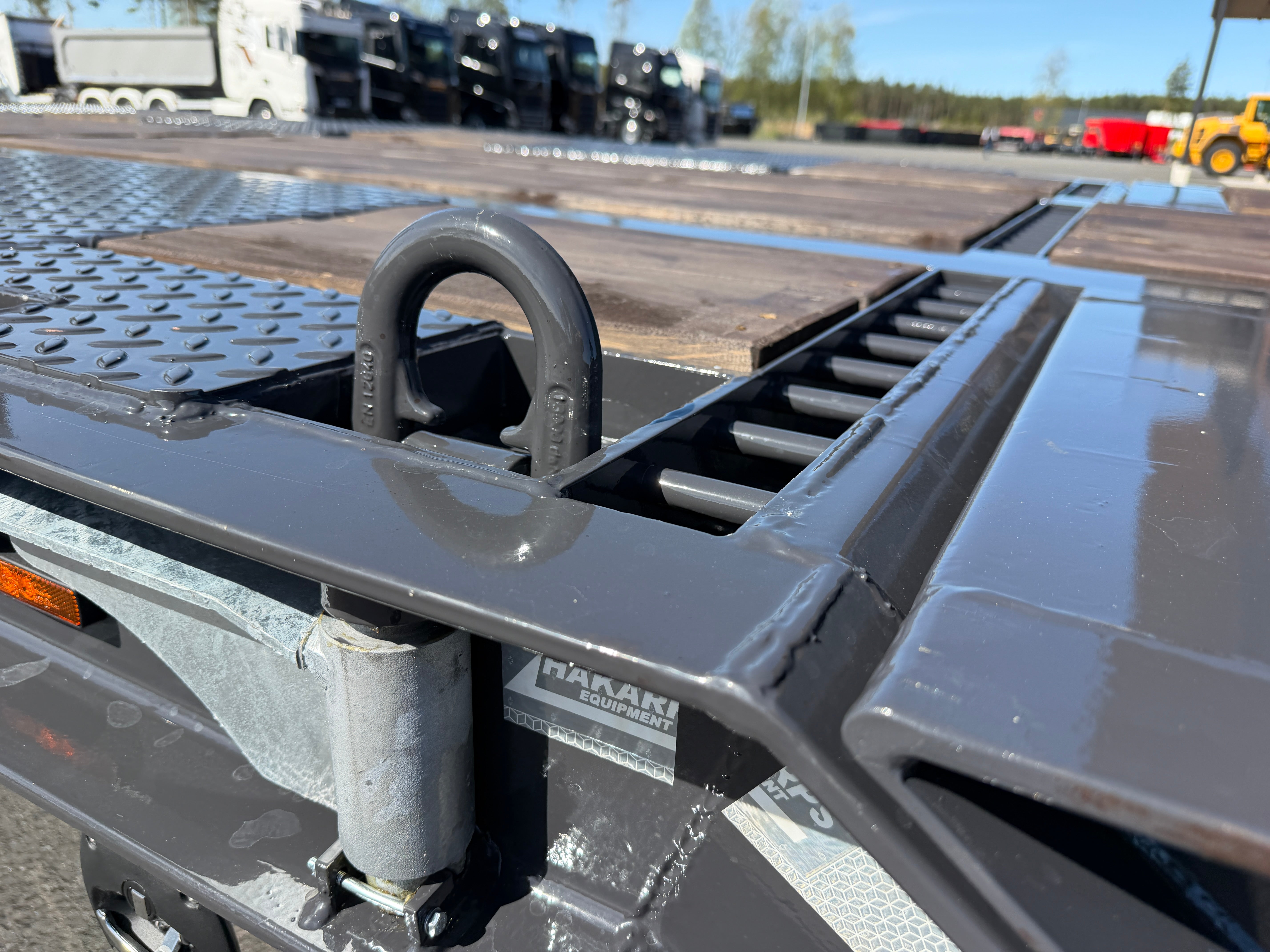 5 axlad 42 tons maskinvagn med hjulfickor och hydrauliska ramper