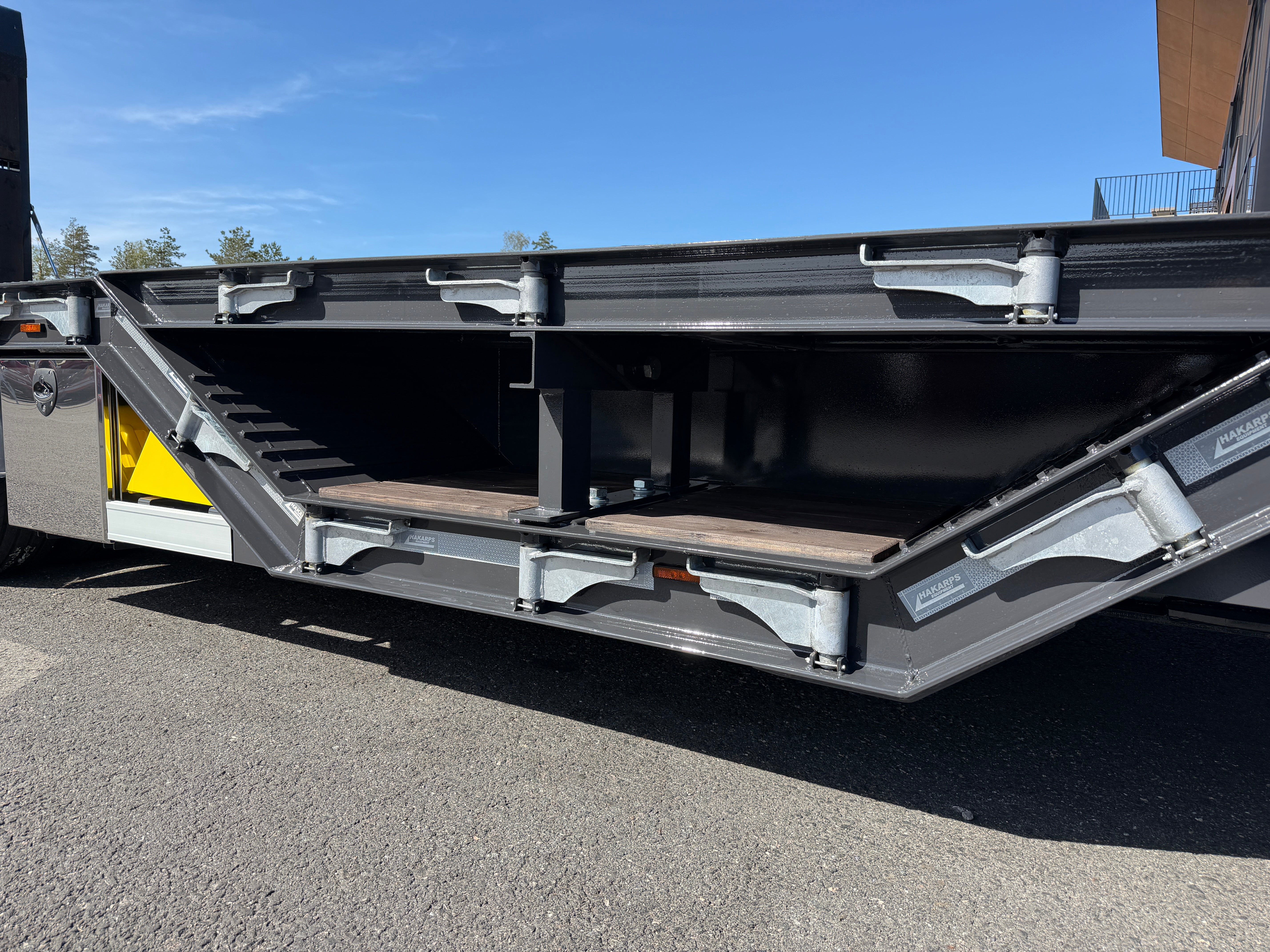 5 axlad 42 tons maskinvagn med hjulfickor och hydrauliska ramper
