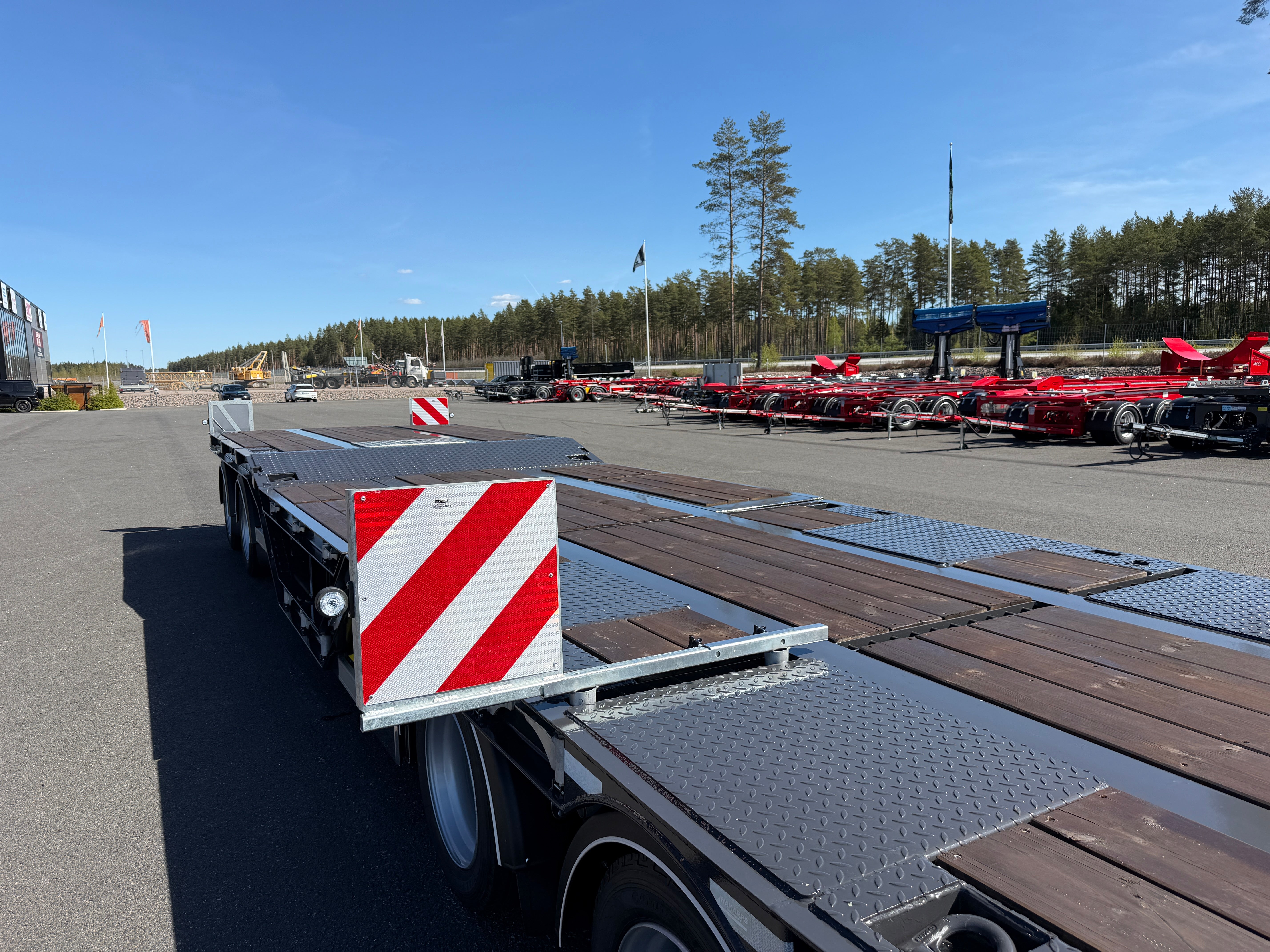 5 axlad 42 tons maskinvagn med hjulfickor och hydrauliska ramper
