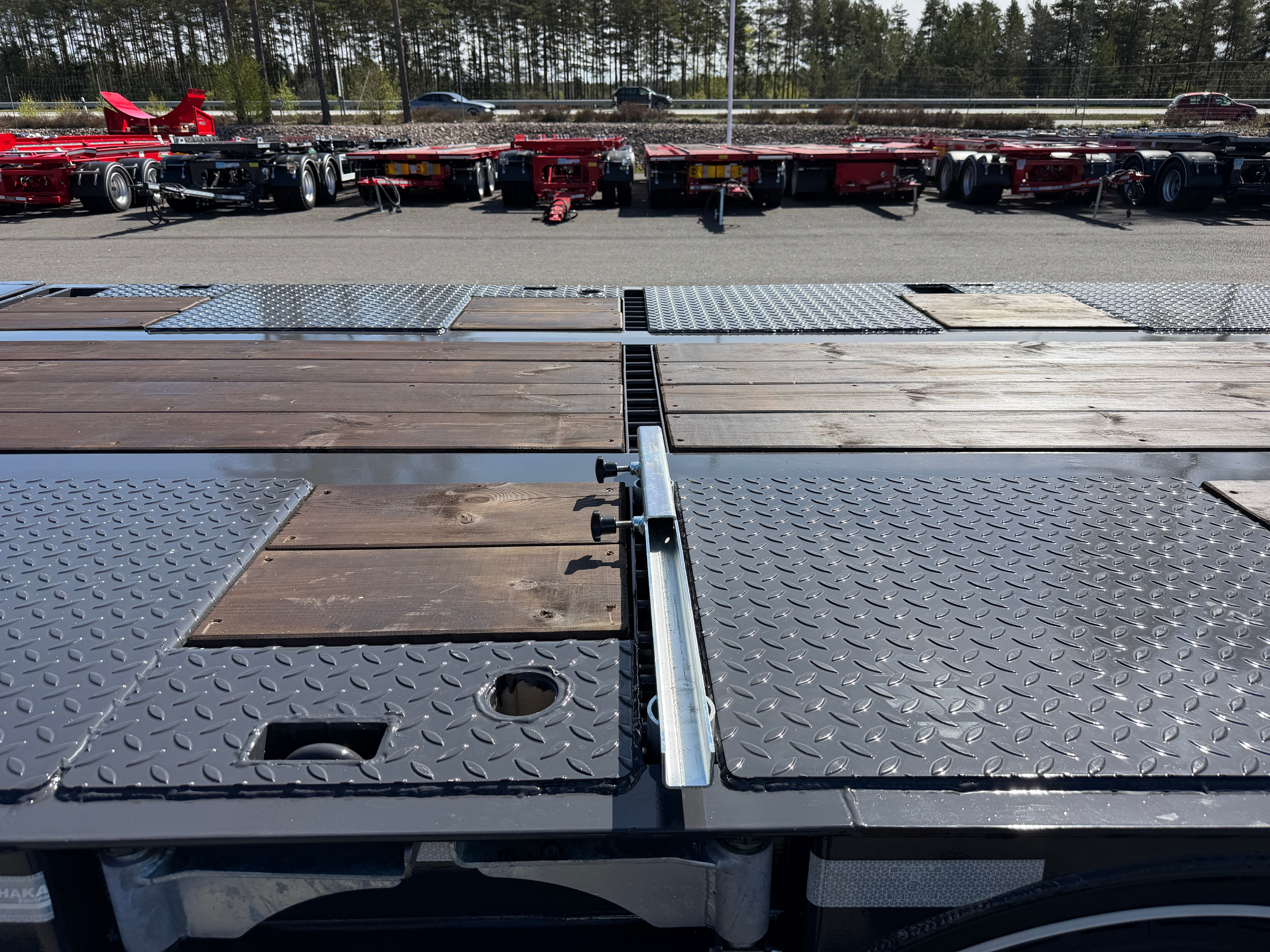 5 axlad 42 tons maskinvagn med hjulfickor och hydrauliska ramper