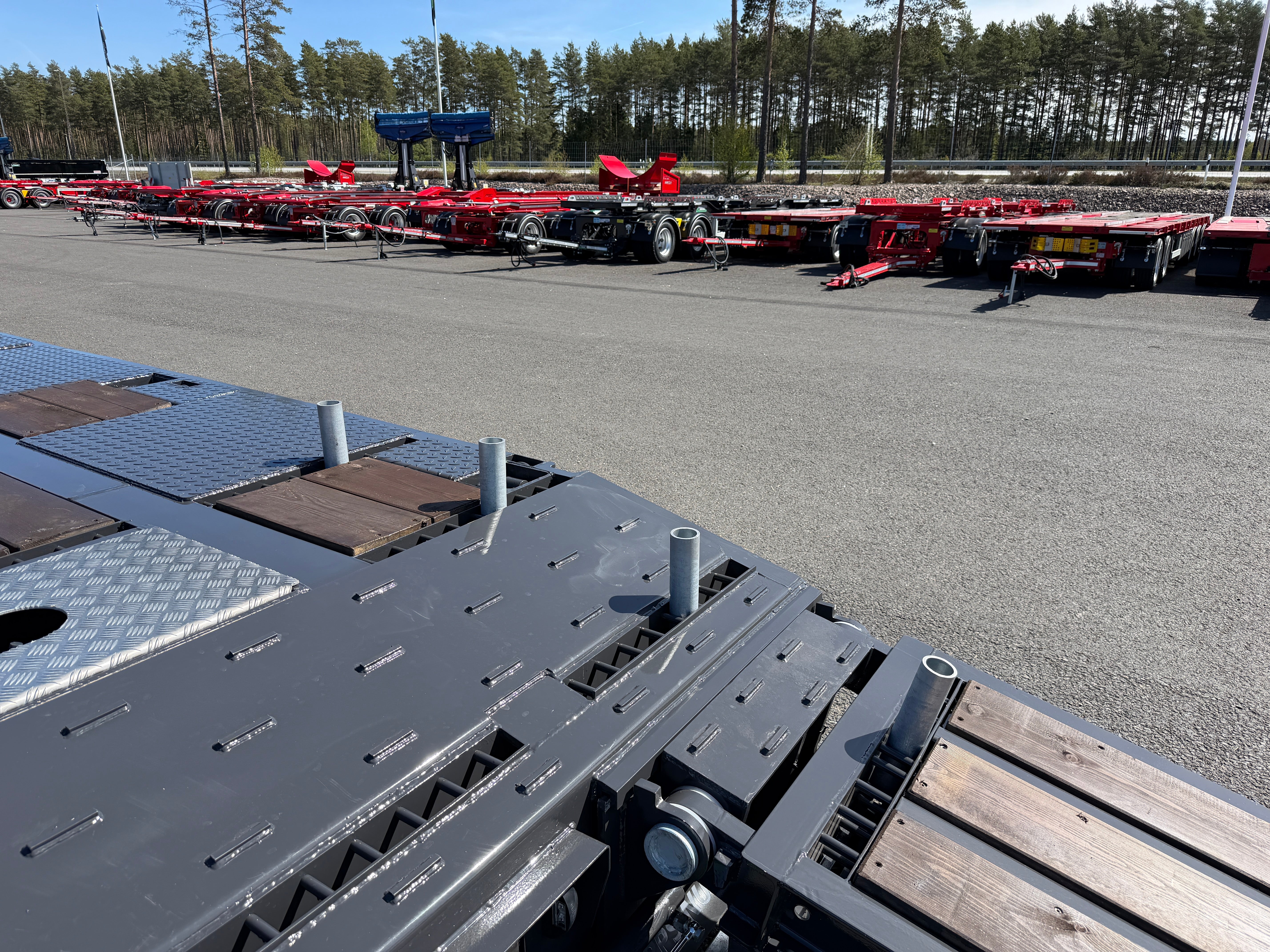 5 axlad 42 tons maskinvagn med hjulfickor och hydrauliska ramper