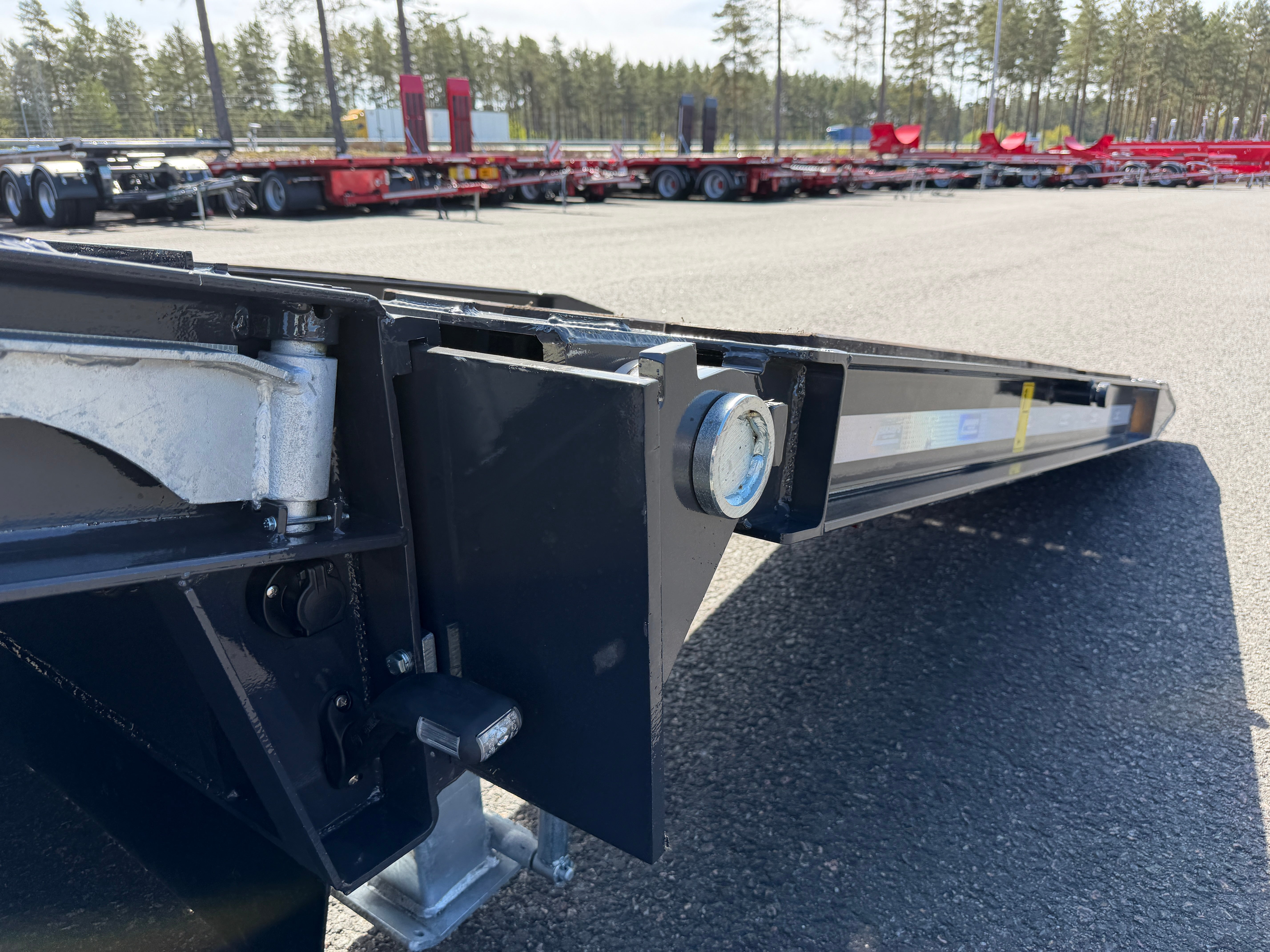5 axlad 42 tons maskinvagn med hjulfickor och hydrauliska ramper