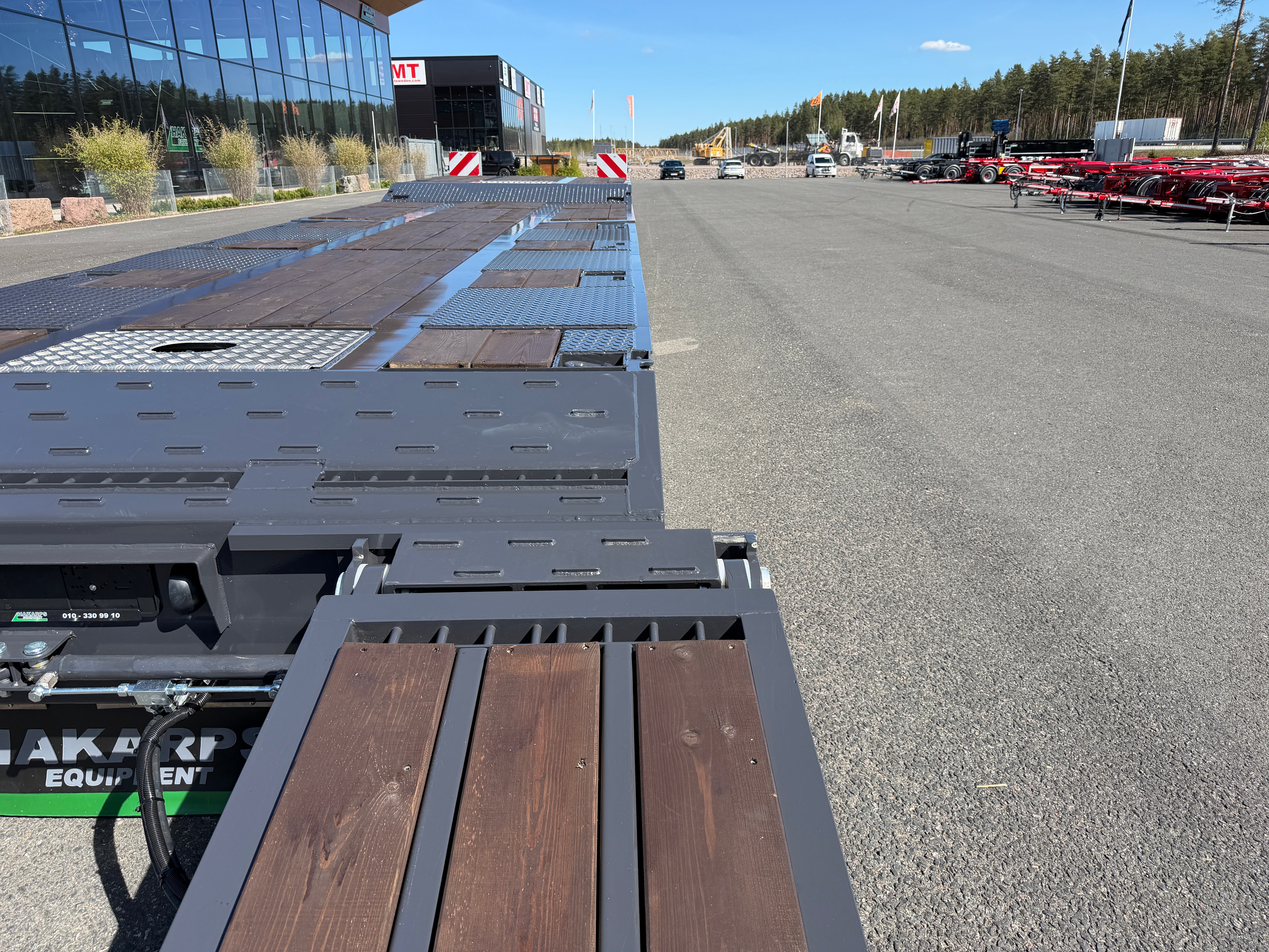 5 axlad 42 tons maskinvagn med hjulfickor och hydrauliska ramper