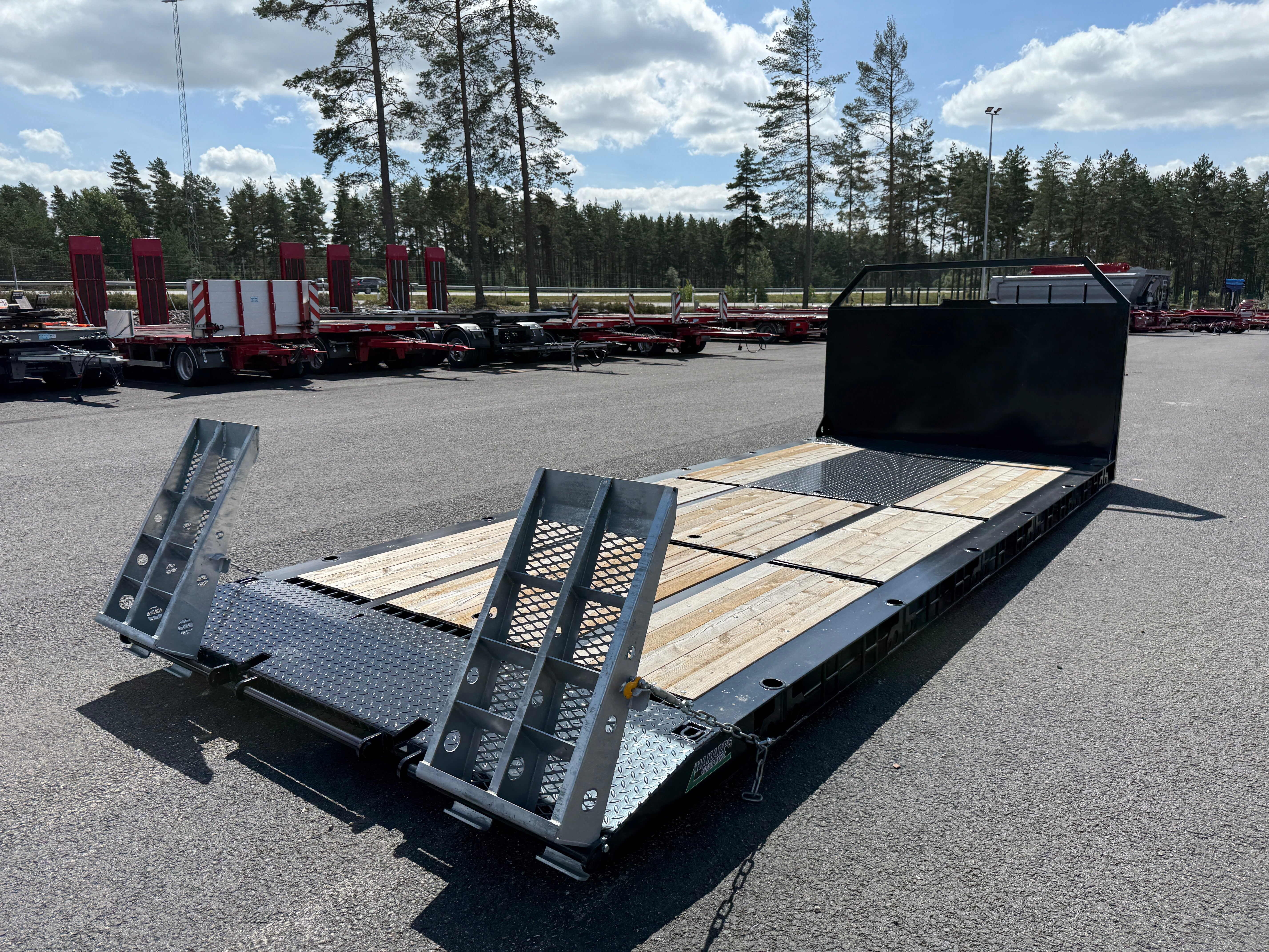 Maskinflak med stegar i flaket och lös ramper