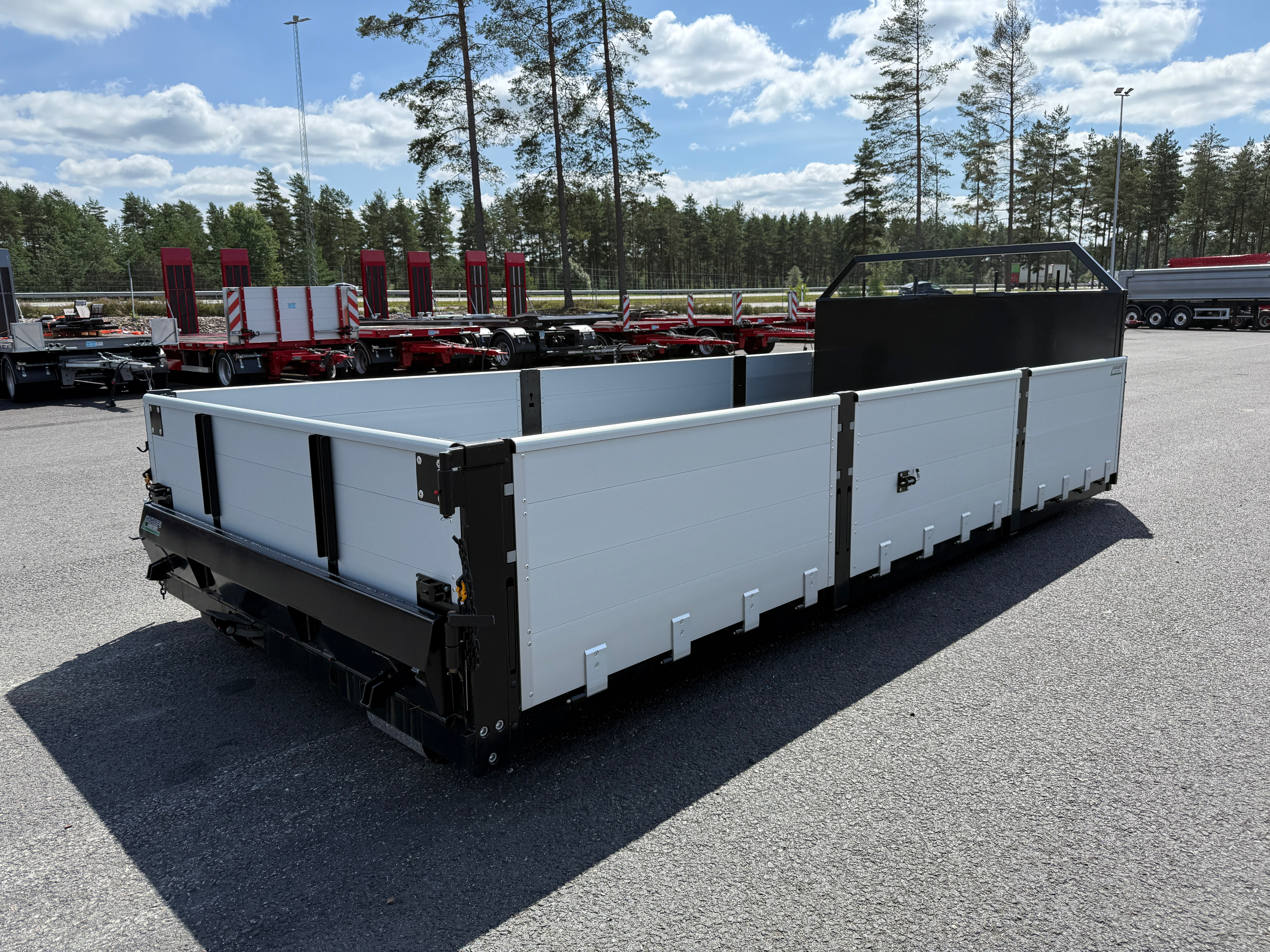 Lastväxlarflak med aluminiumlämmar grusförstärkt 5.600mm