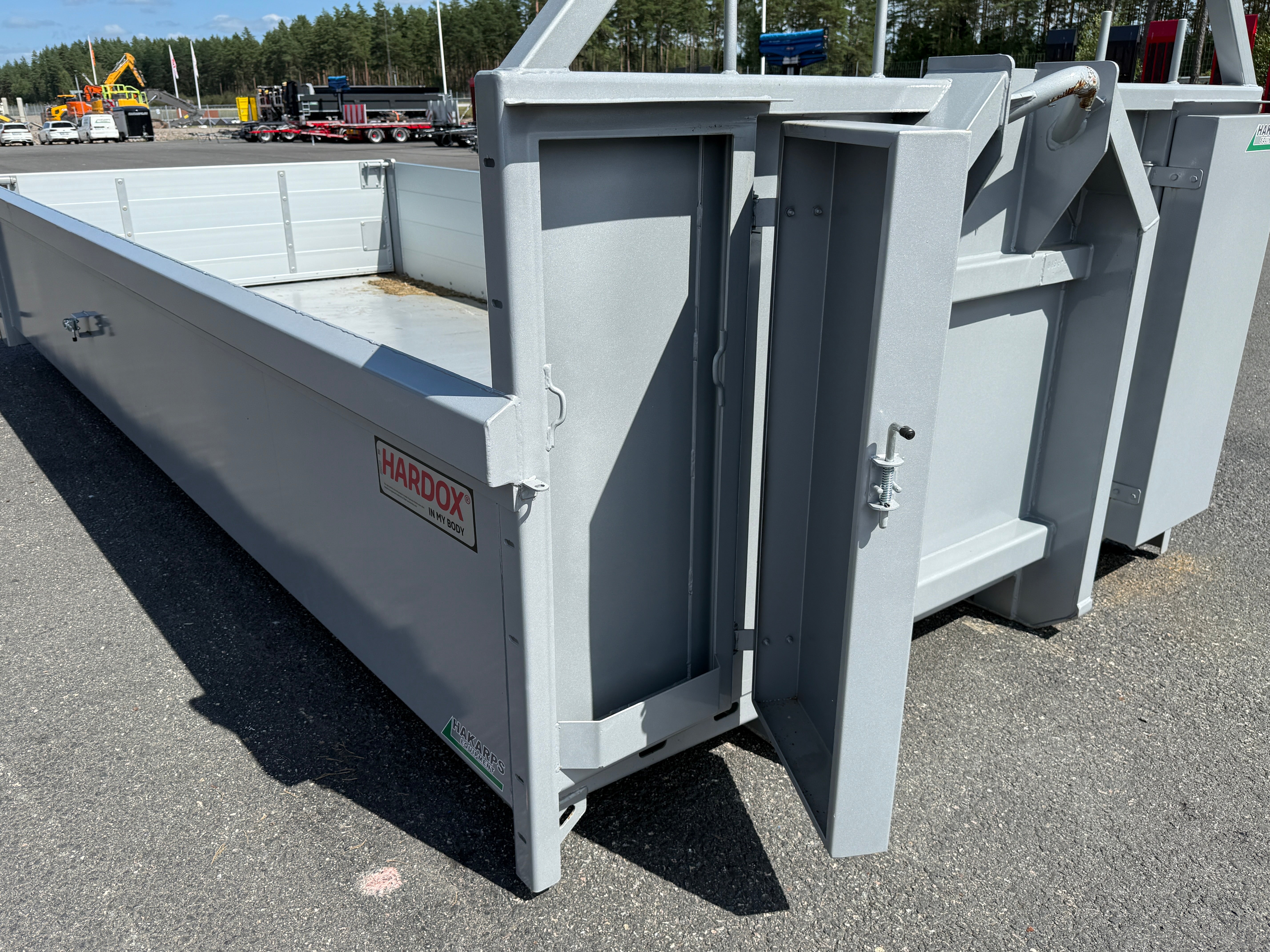 Schaktflak med öppningsbar vänster sida