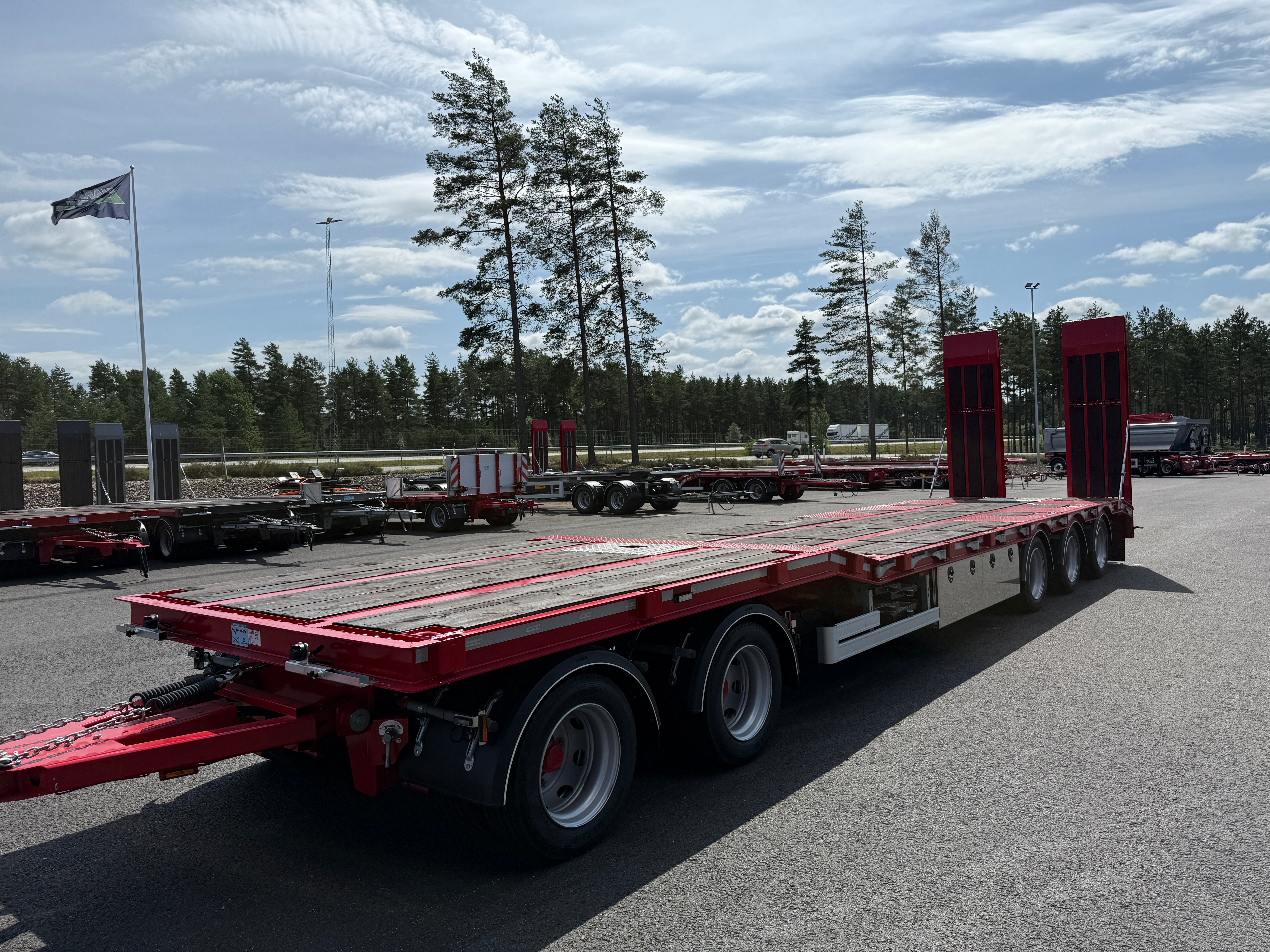 5 axlad 42 tons maskinvagn med hydrauliska ramper