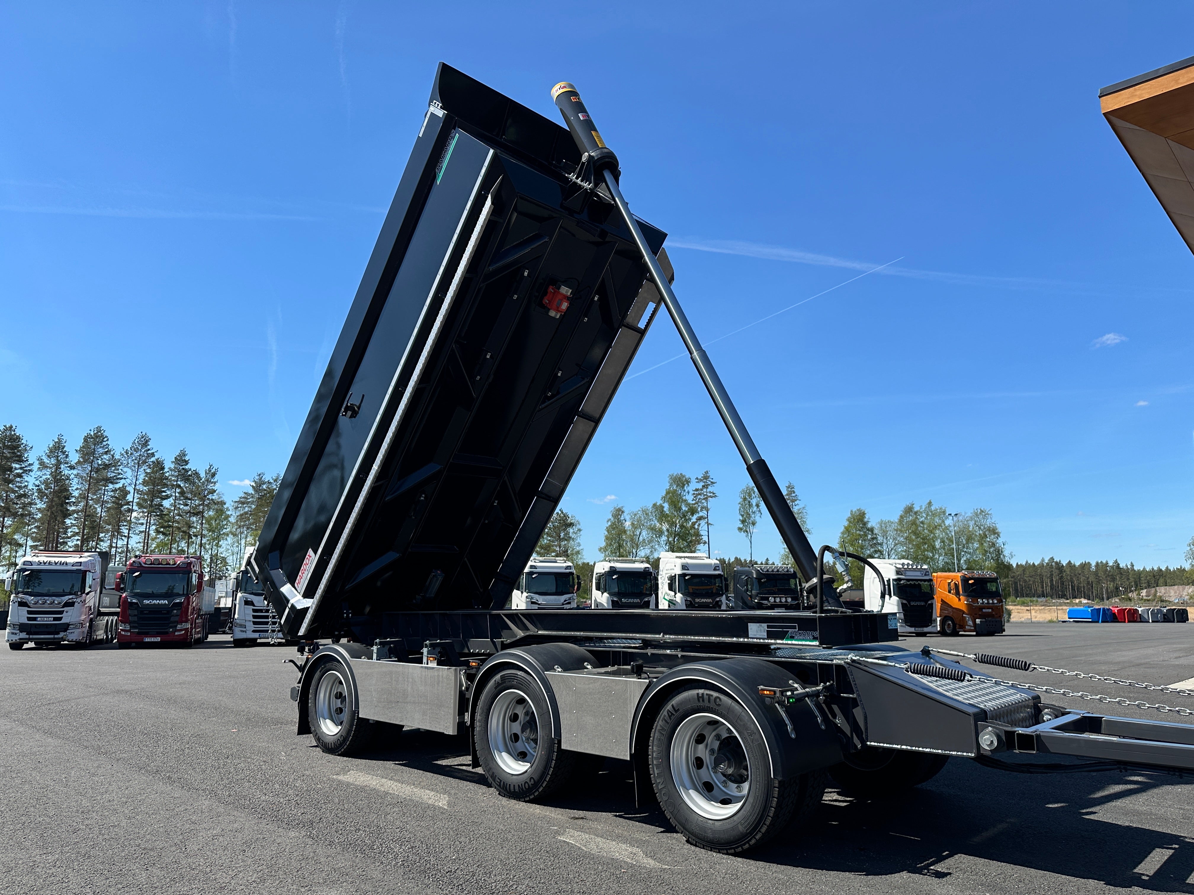 3 axlad 30 tons dumperkärra med låsbar vändkrans och skjutbar axel