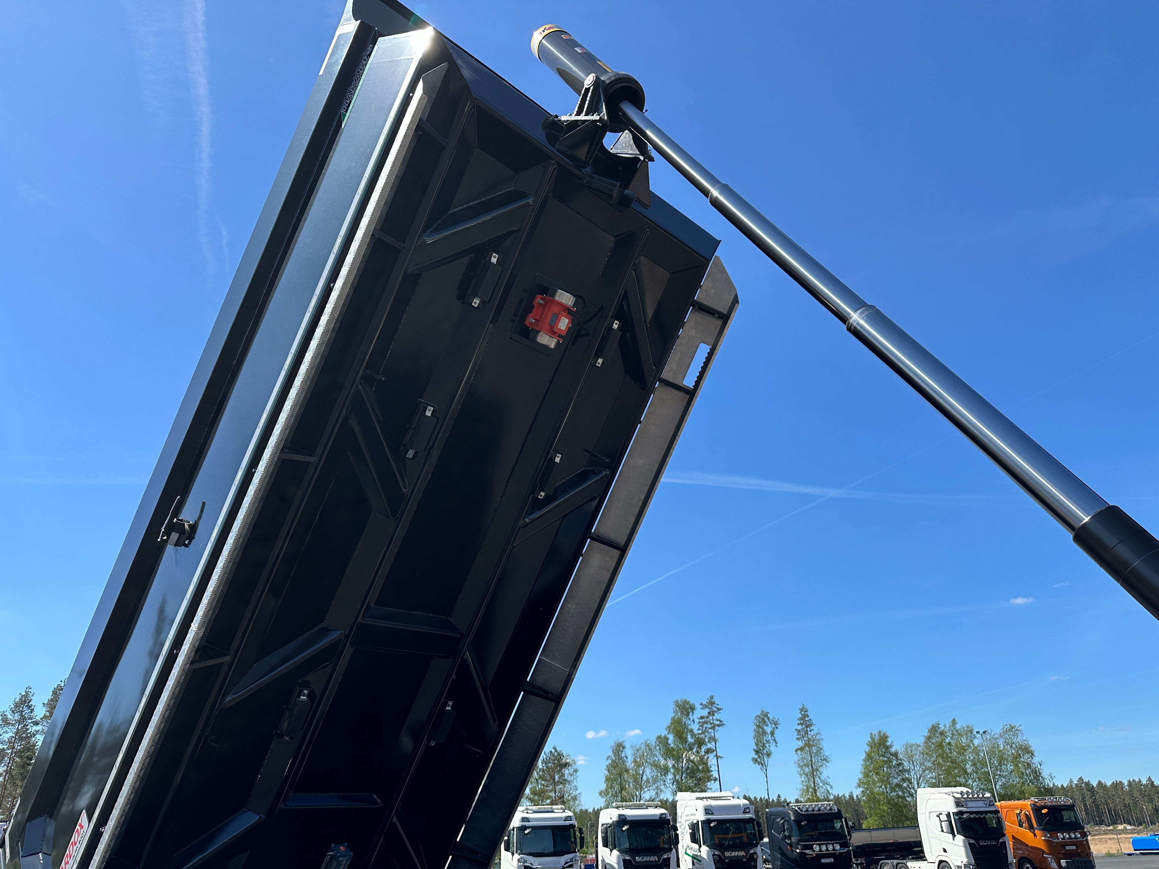 3 axlad 30 tons dumperkärra med låsbar vändkrans och skjutbar axel