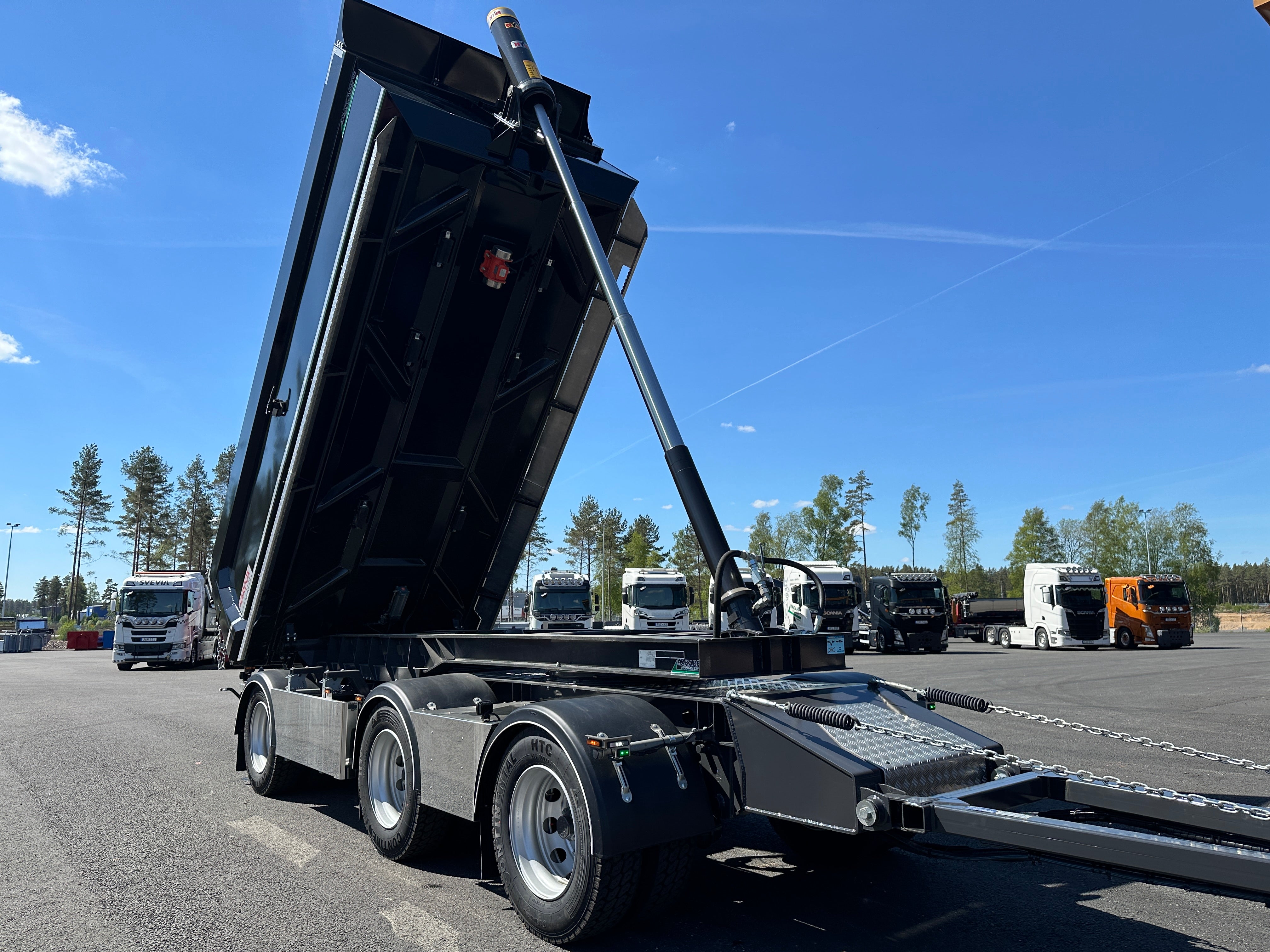 3 axlad 30 tons dumperkärra med låsbar vändkrans och skjutbar axel