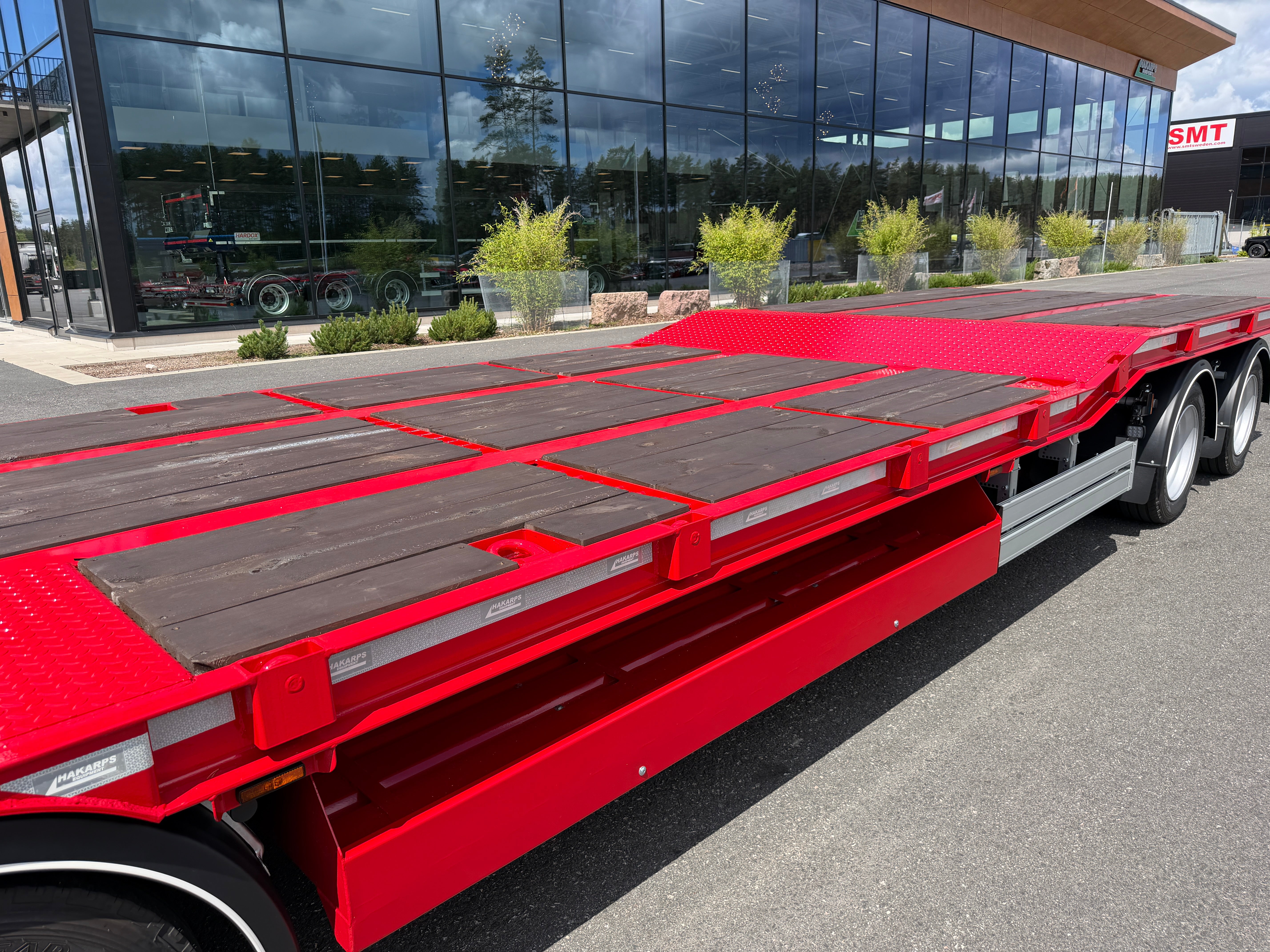 5 axlad 42 tons maskinvagn med hydraulisk ramp fullbredd