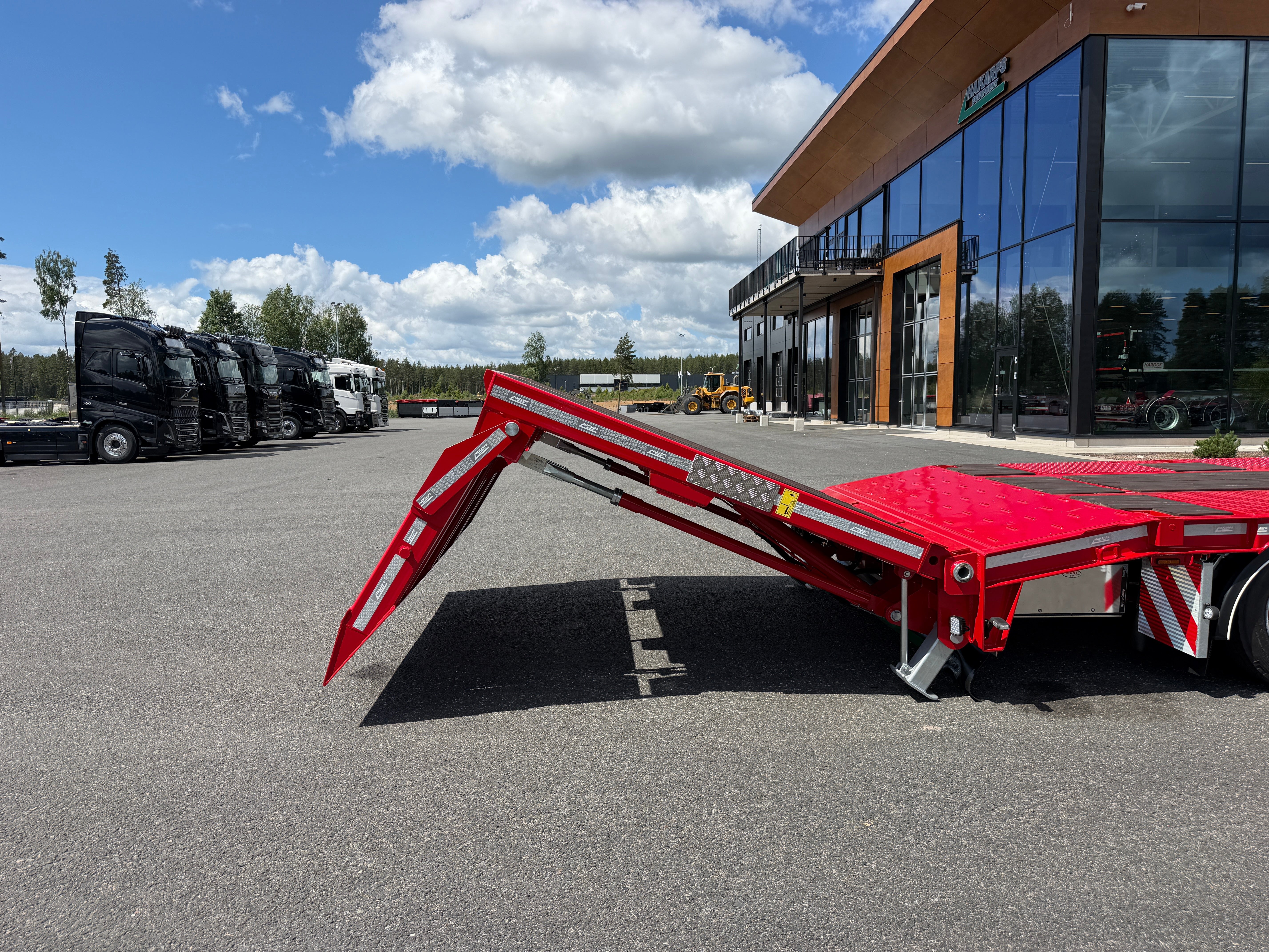 5 axlad 42 tons maskinvagn med hydraulisk ramp fullbredd