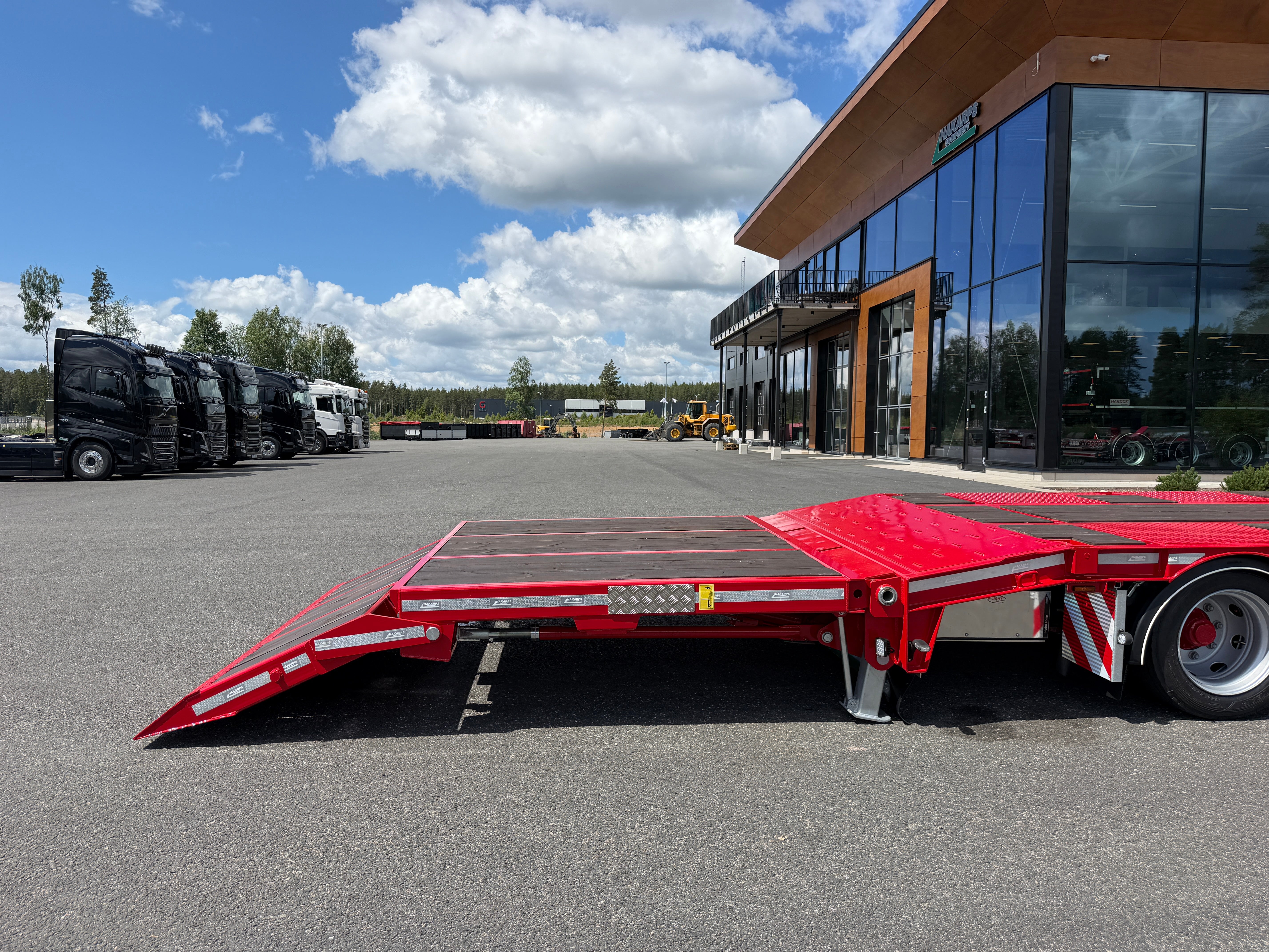 5 axlad 42 tons maskinvagn med hydraulisk ramp fullbredd