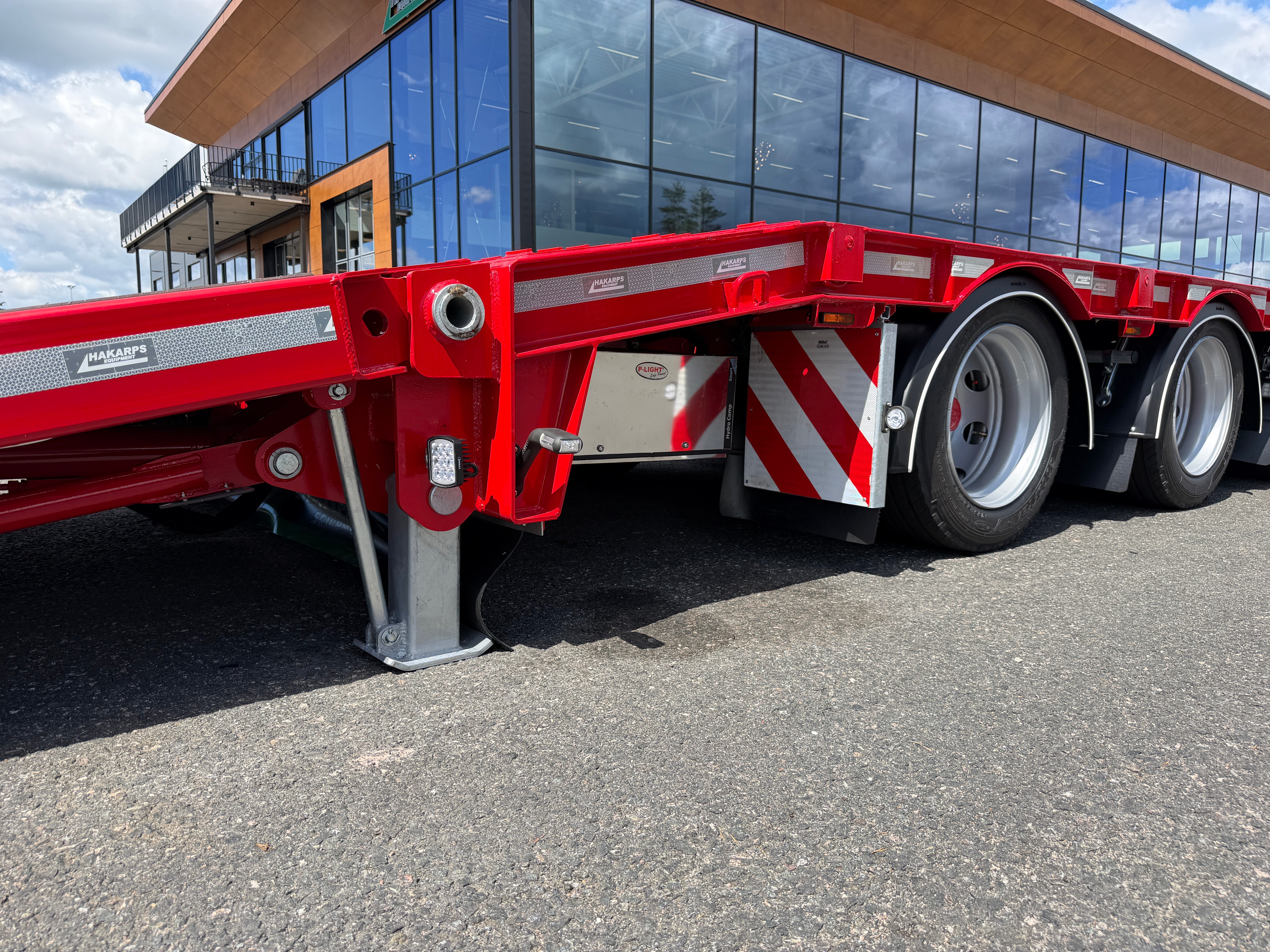 5 axlad 42 tons maskinvagn med hydraulisk ramp fullbredd