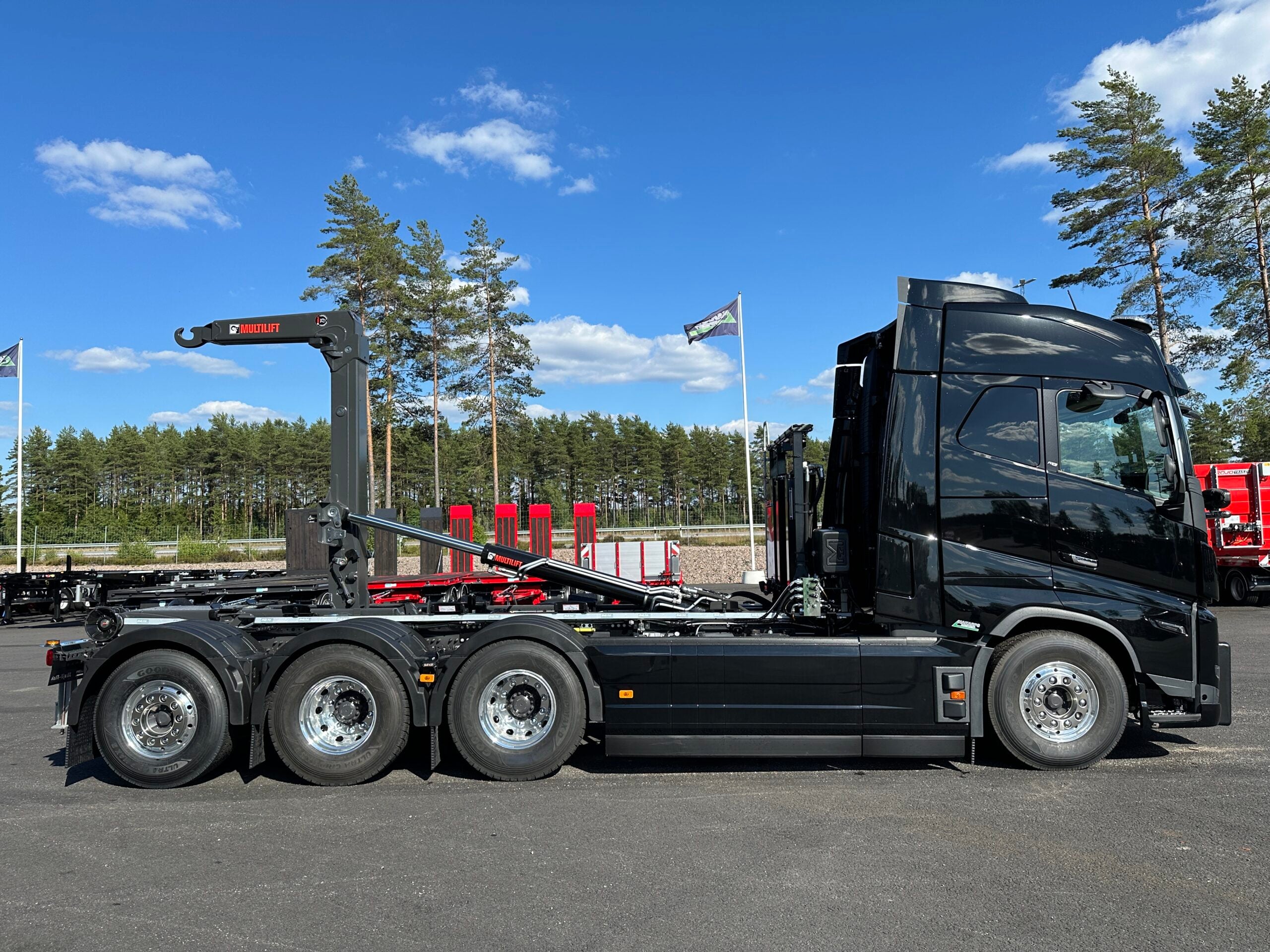 Volvo FH16 550 Tridem lastväxlare fullt plogutrustad med vridbart underbett