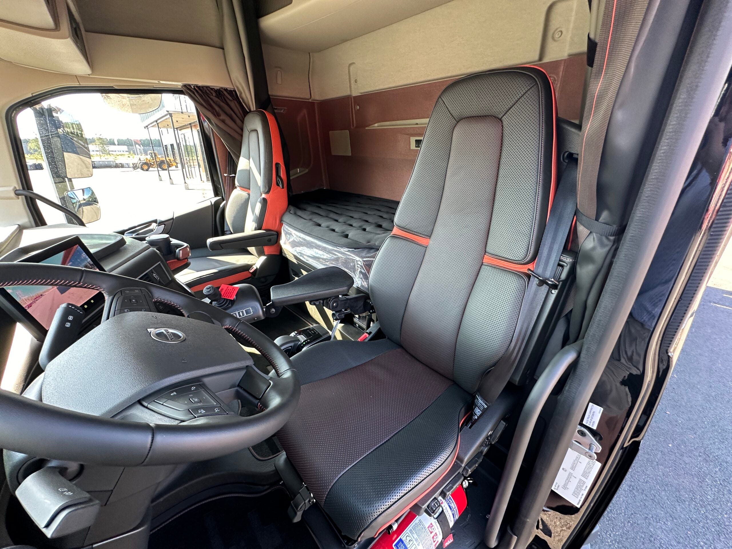 Volvo FH16 550 Tridem lastväxlare fullt plogutrustad med vridbart underbett