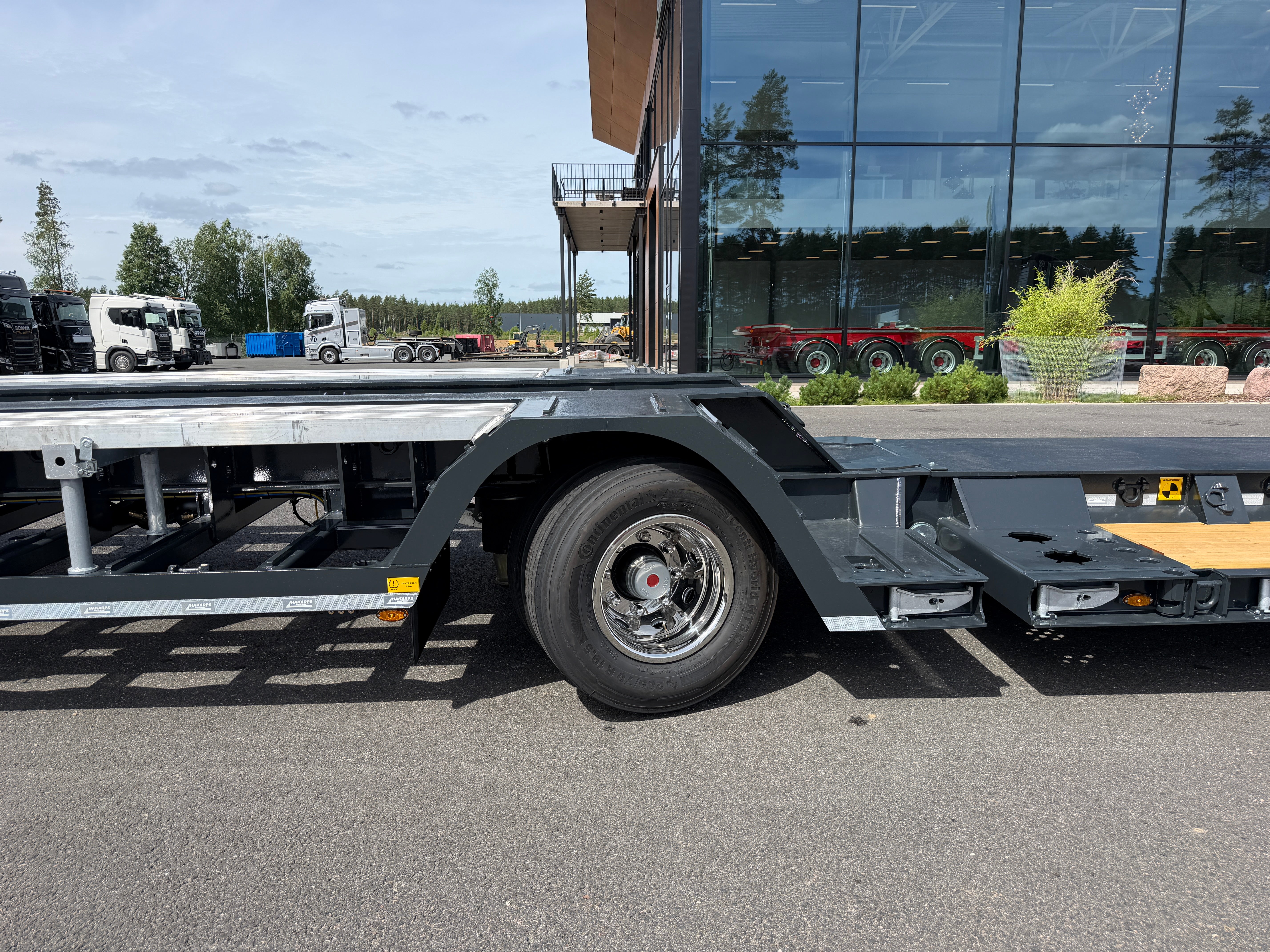 3 axlad ROJO maskintrailer avbröstningsbar svanhals fullstyrd