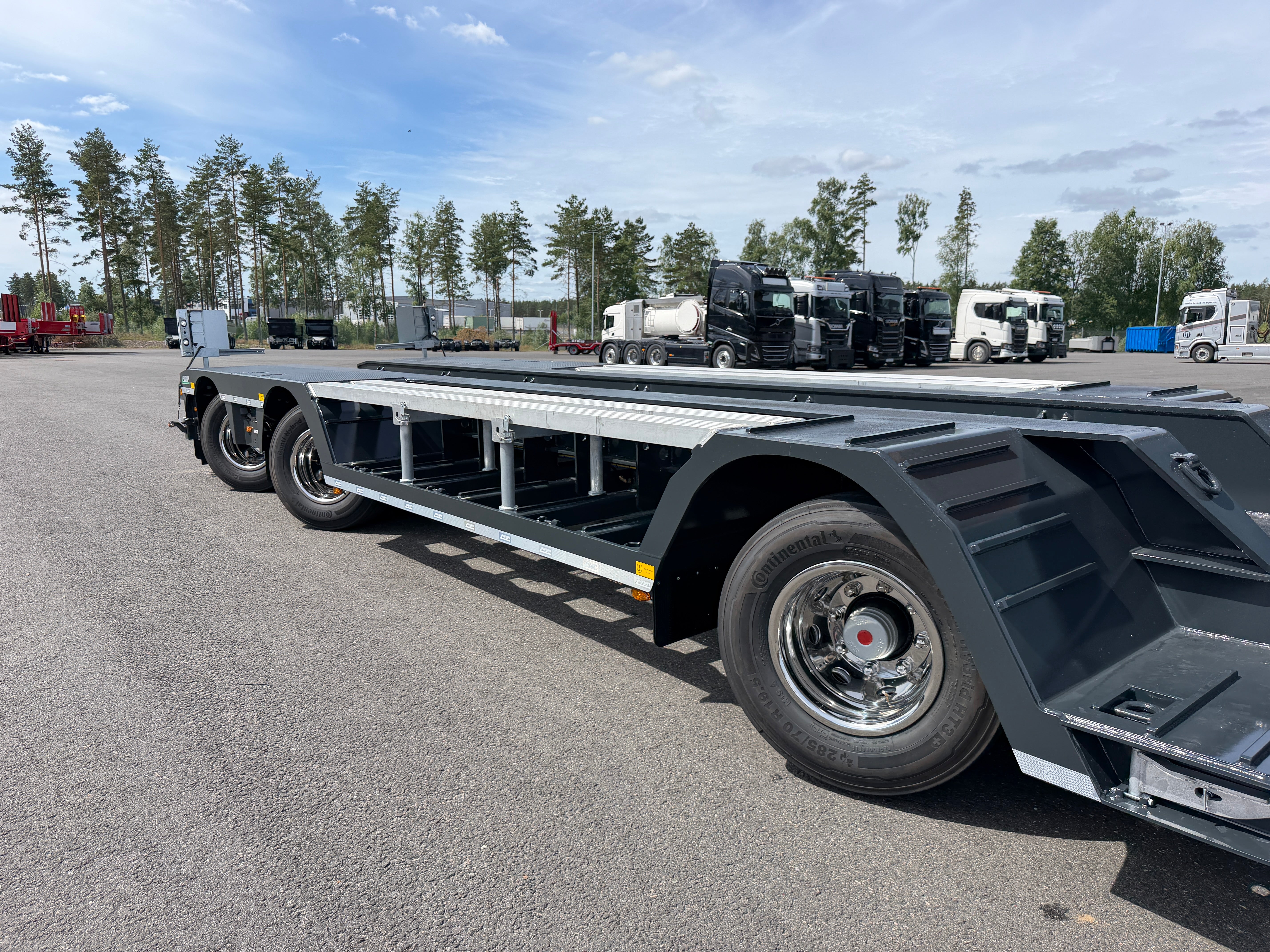 3 axlad ROJO maskintrailer avbröstningsbar svanhals fullstyrd
