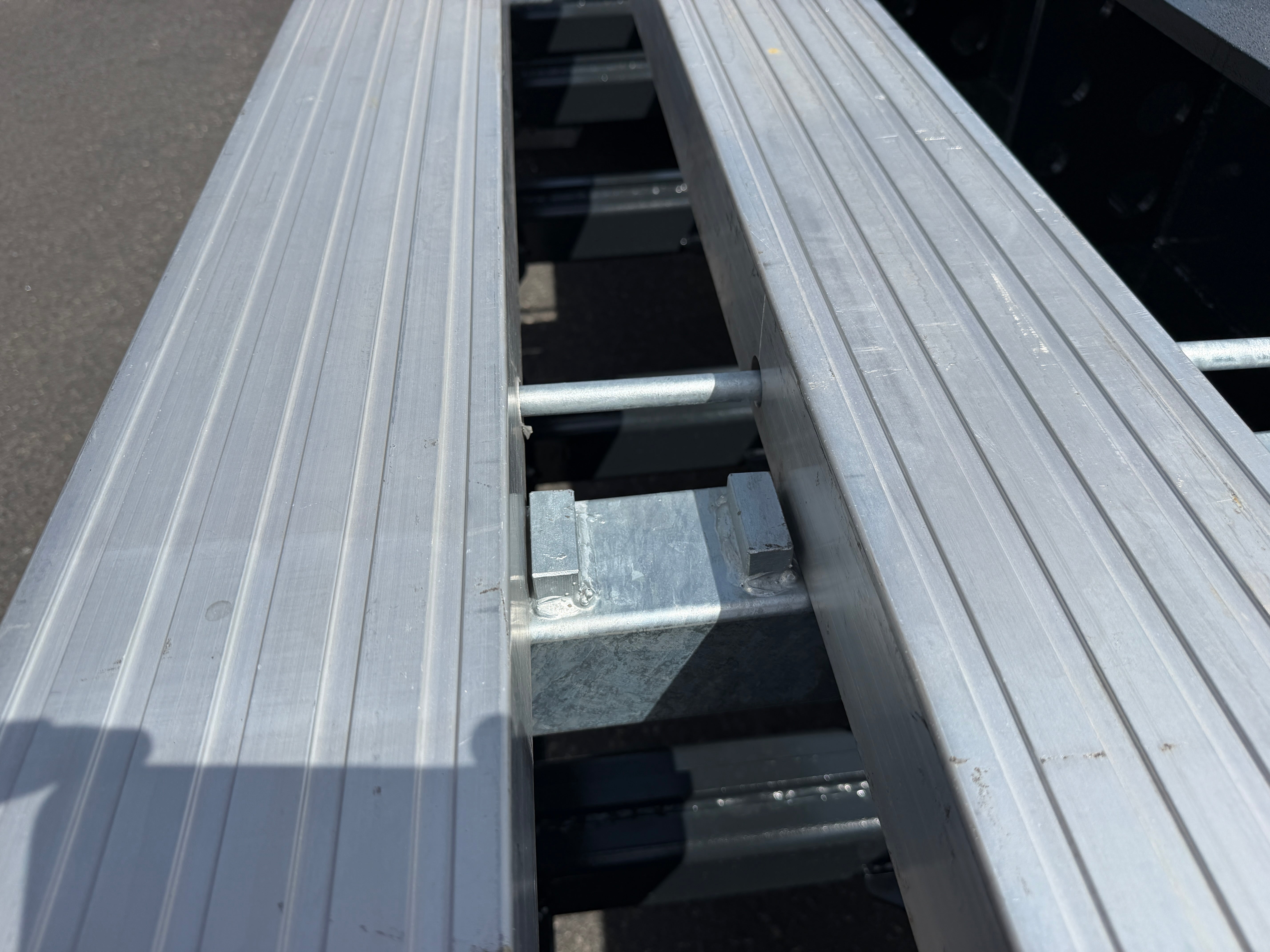 3 axlad ROJO maskintrailer avbröstningsbar svanhals fullstyrd