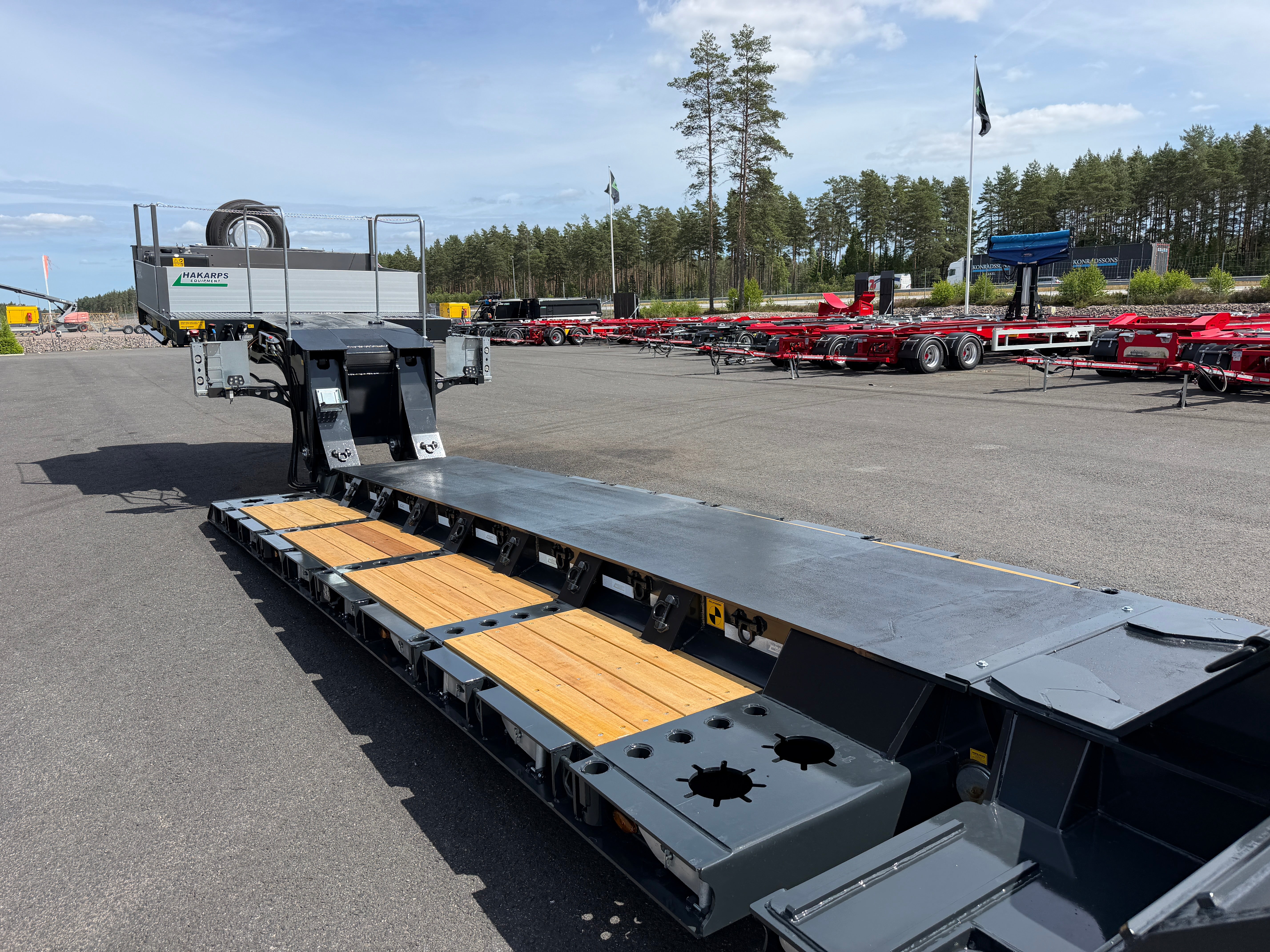 3 axlad ROJO maskintrailer avbröstningsbar svanhals fullstyrd