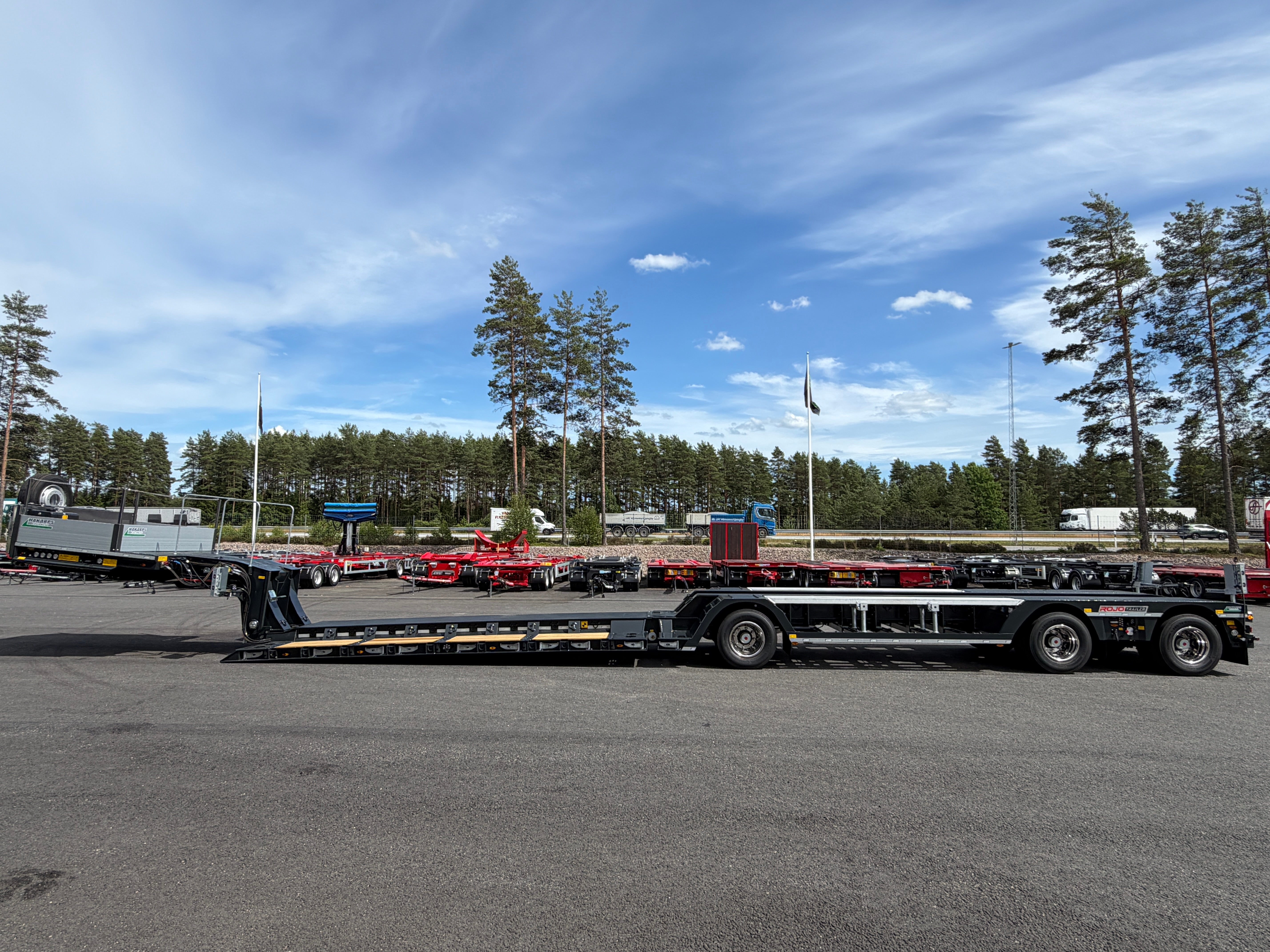 3 axlad ROJO maskintrailer avbröstningsbar svanhals fullstyrd