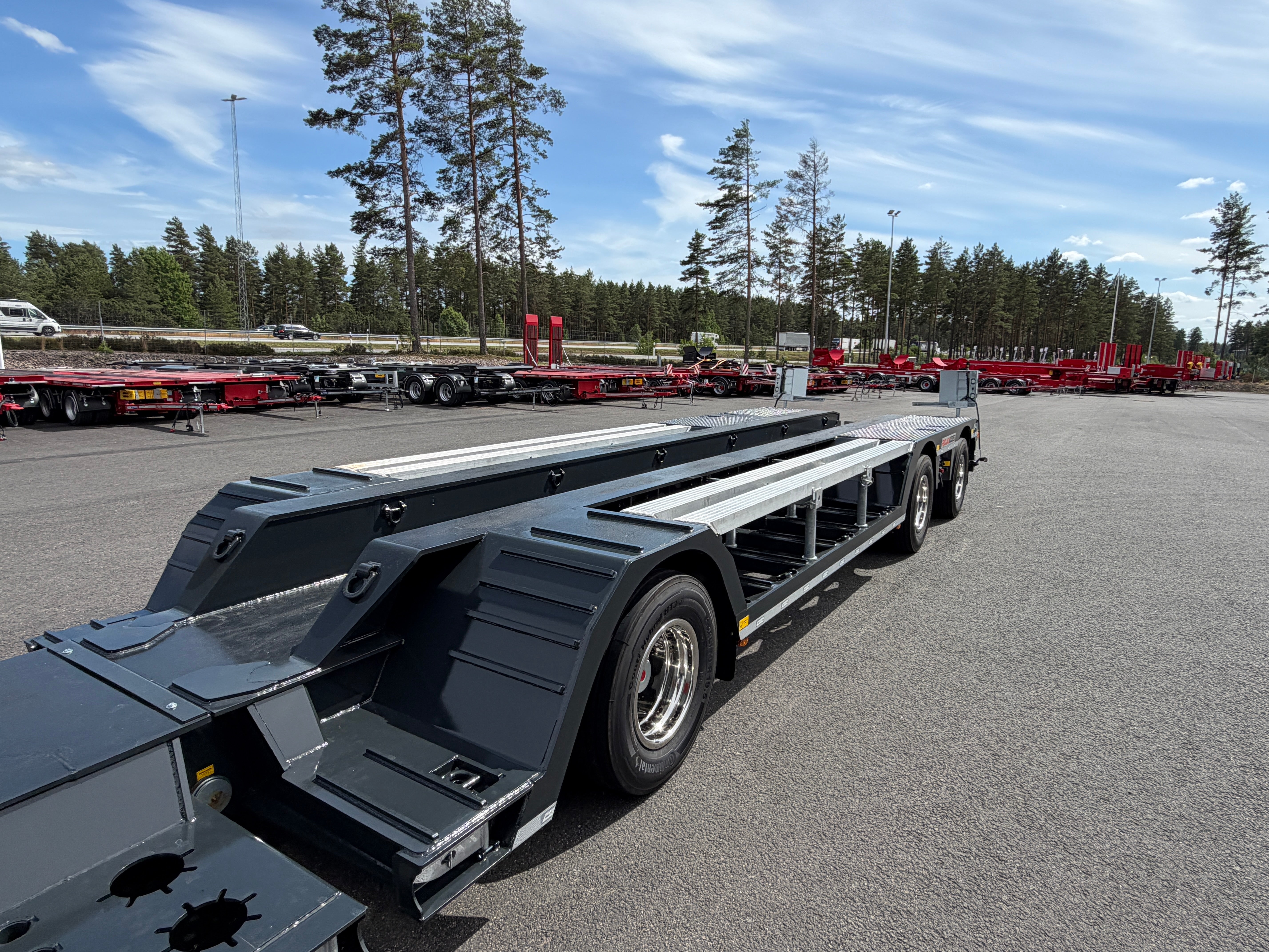3 axlad ROJO maskintrailer avbröstningsbar svanhals fullstyrd