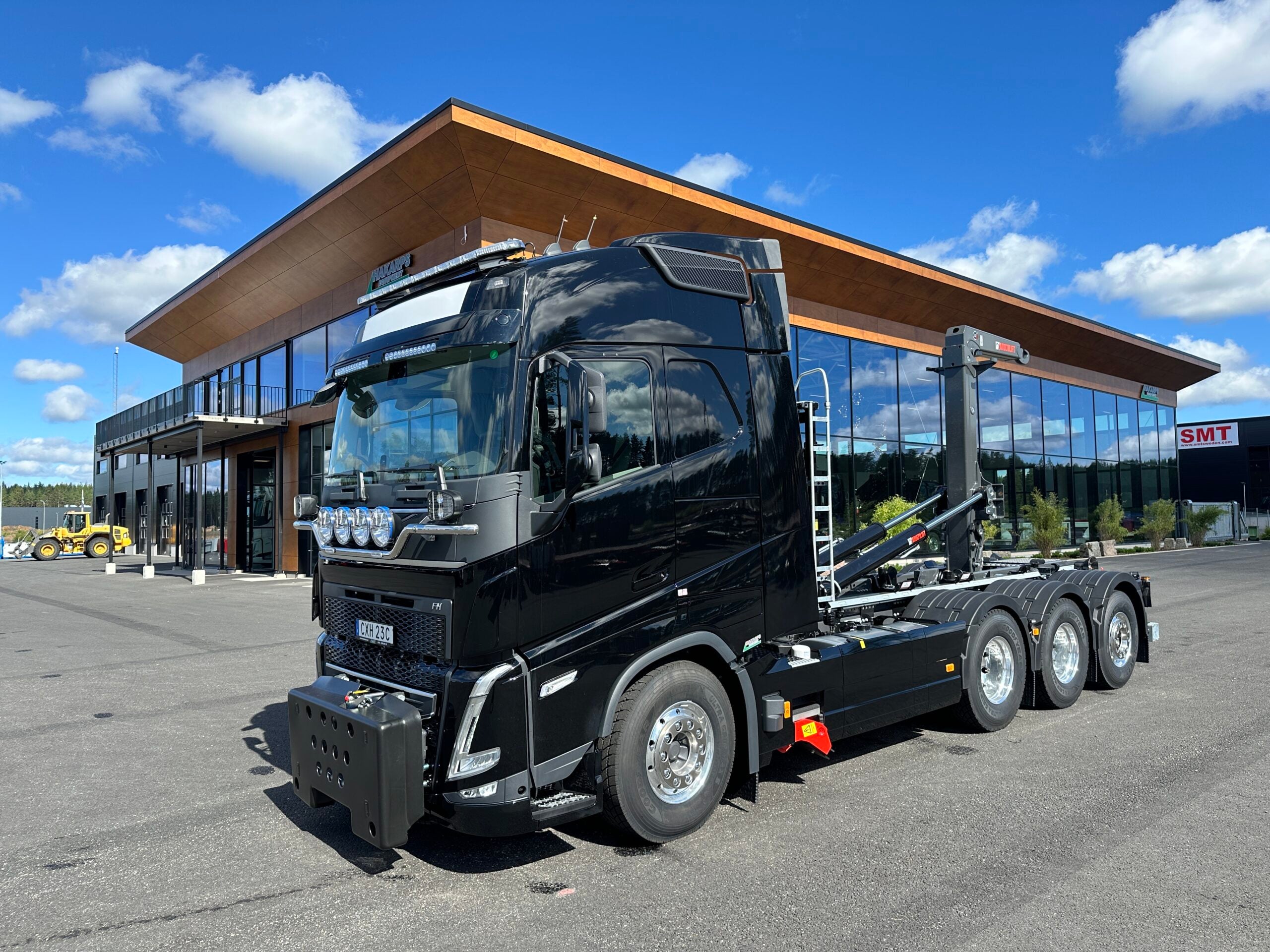 VOLVO FH16 550 Tridem lastväxlare fullt plogutrustad med underbett