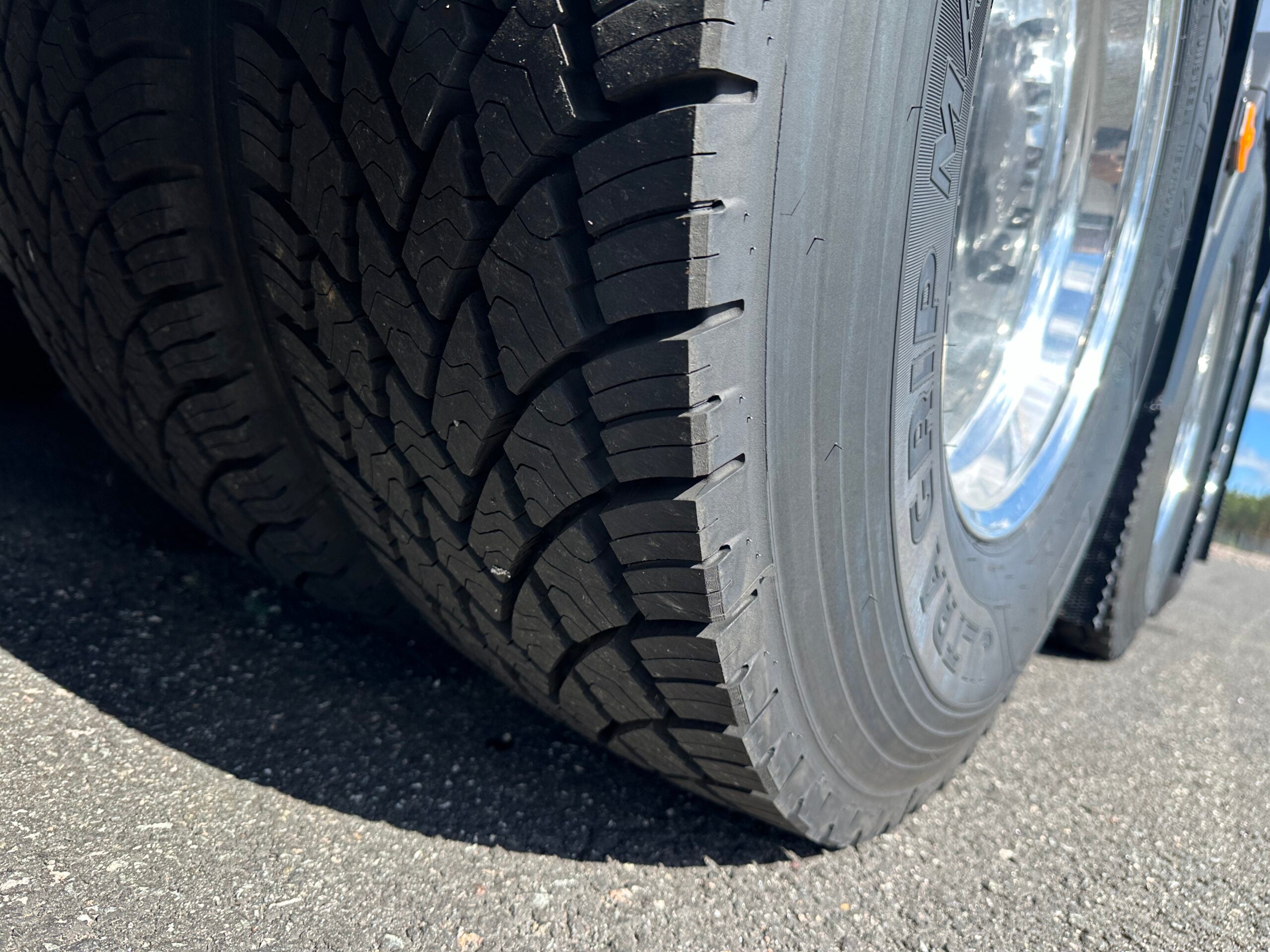 VOLVO FH16 550 Tridem lastväxlare fullt plogutrustad med underbett