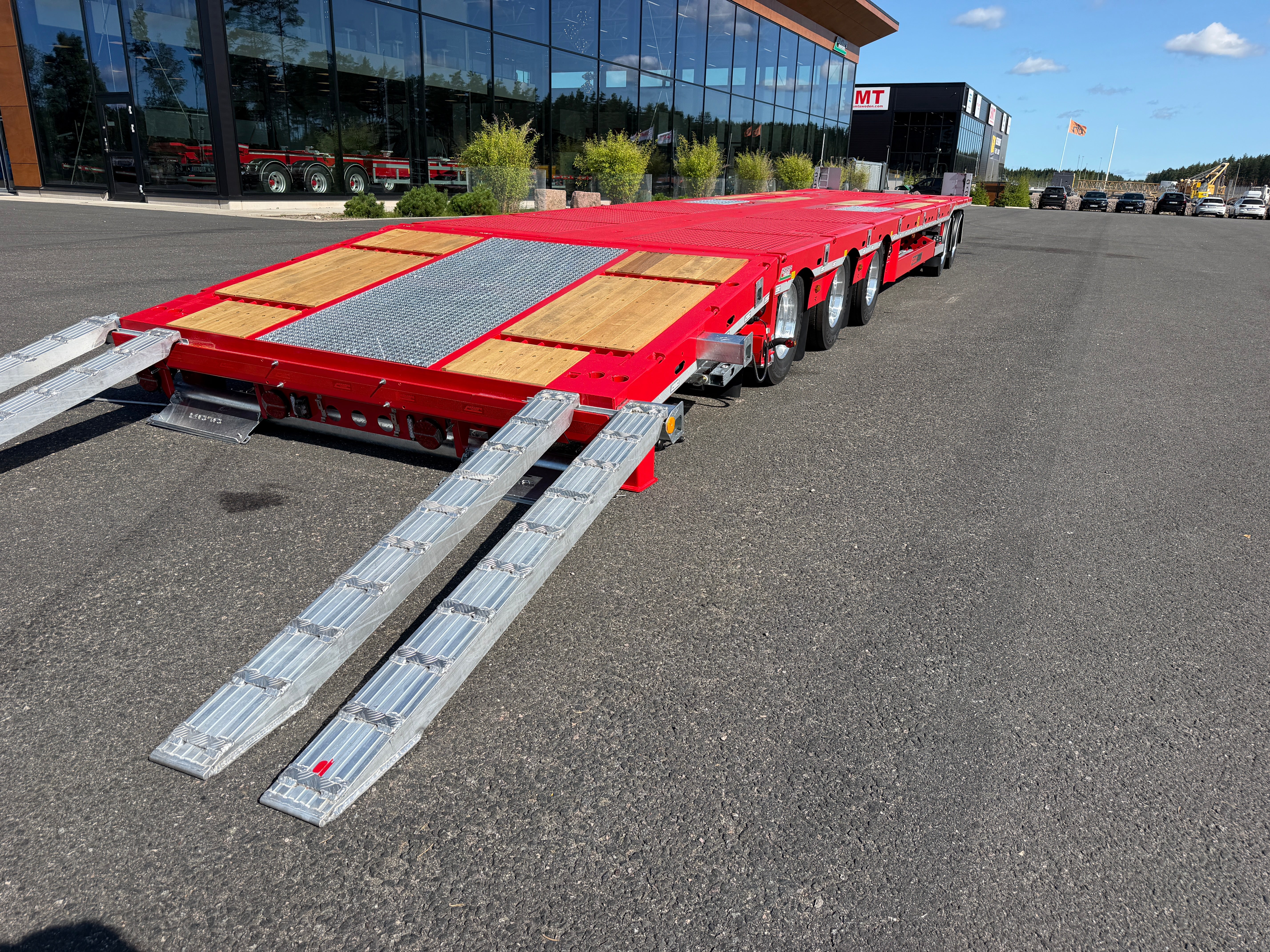 5 axlad 42 tons plan maskinvagn med uppvikbar ramp