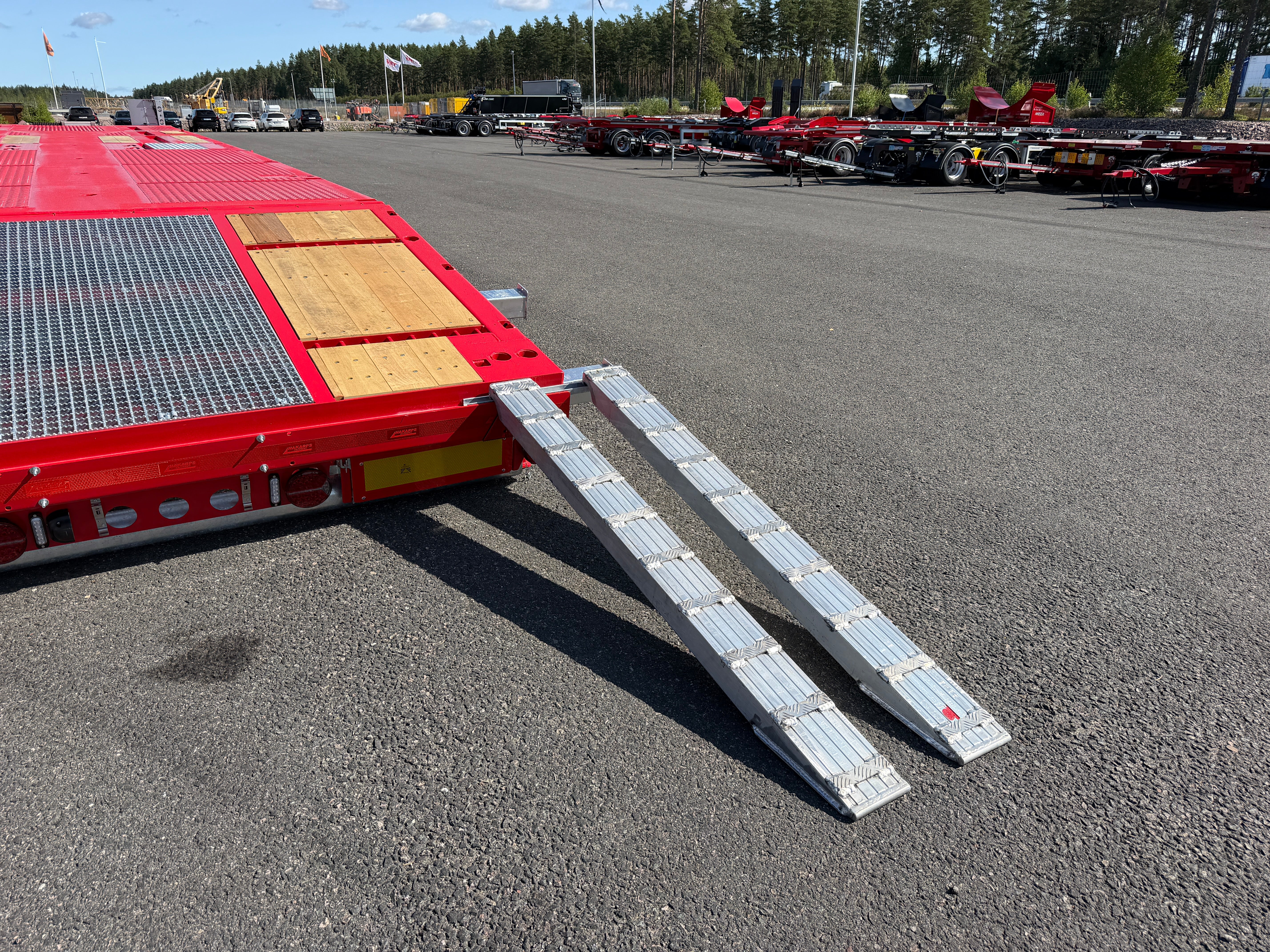 5 axlad 42 tons plan maskinvagn med uppvikbar ramp