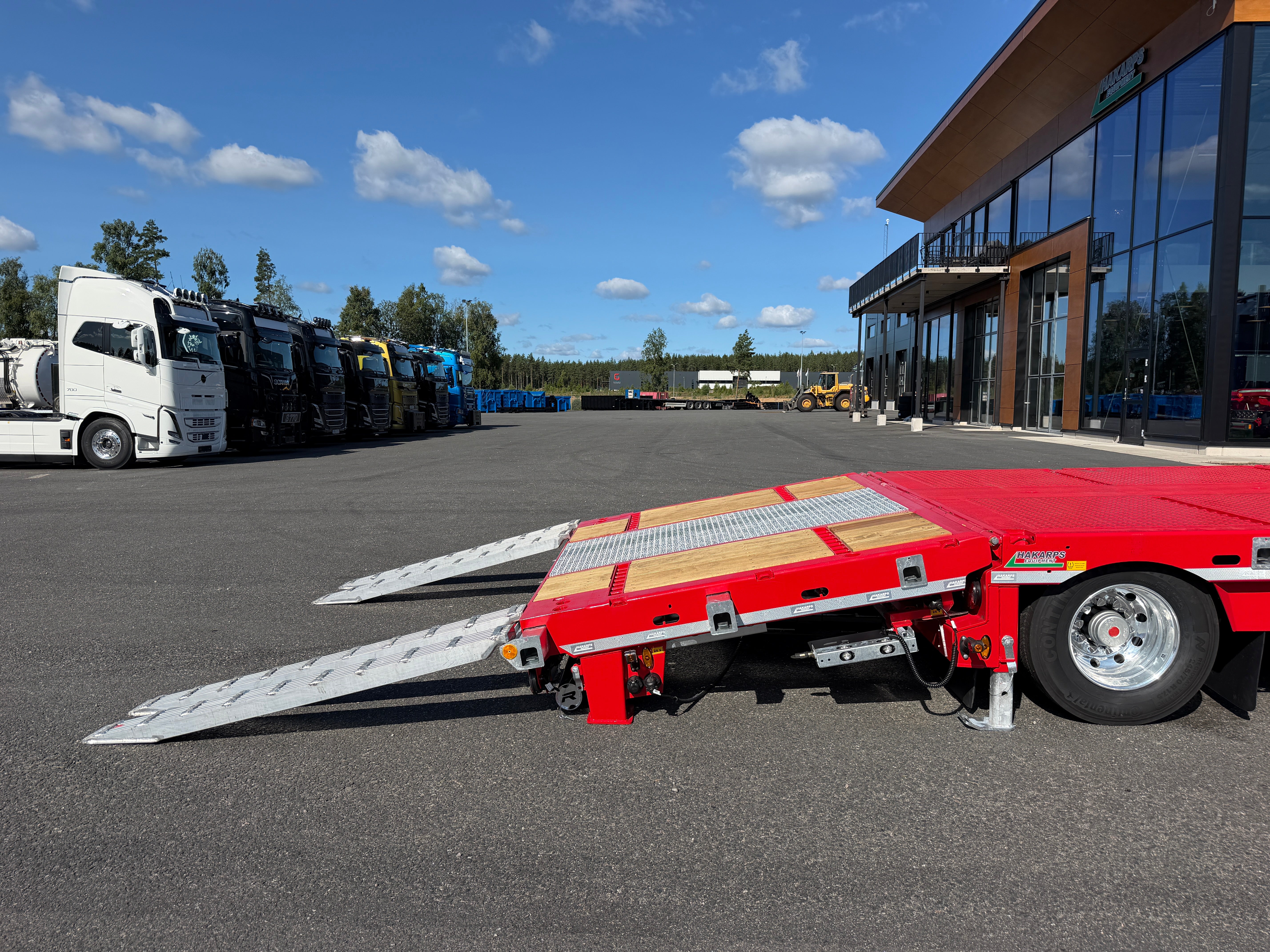 5 axlad 42 tons plan maskinvagn med uppvikbar ramp