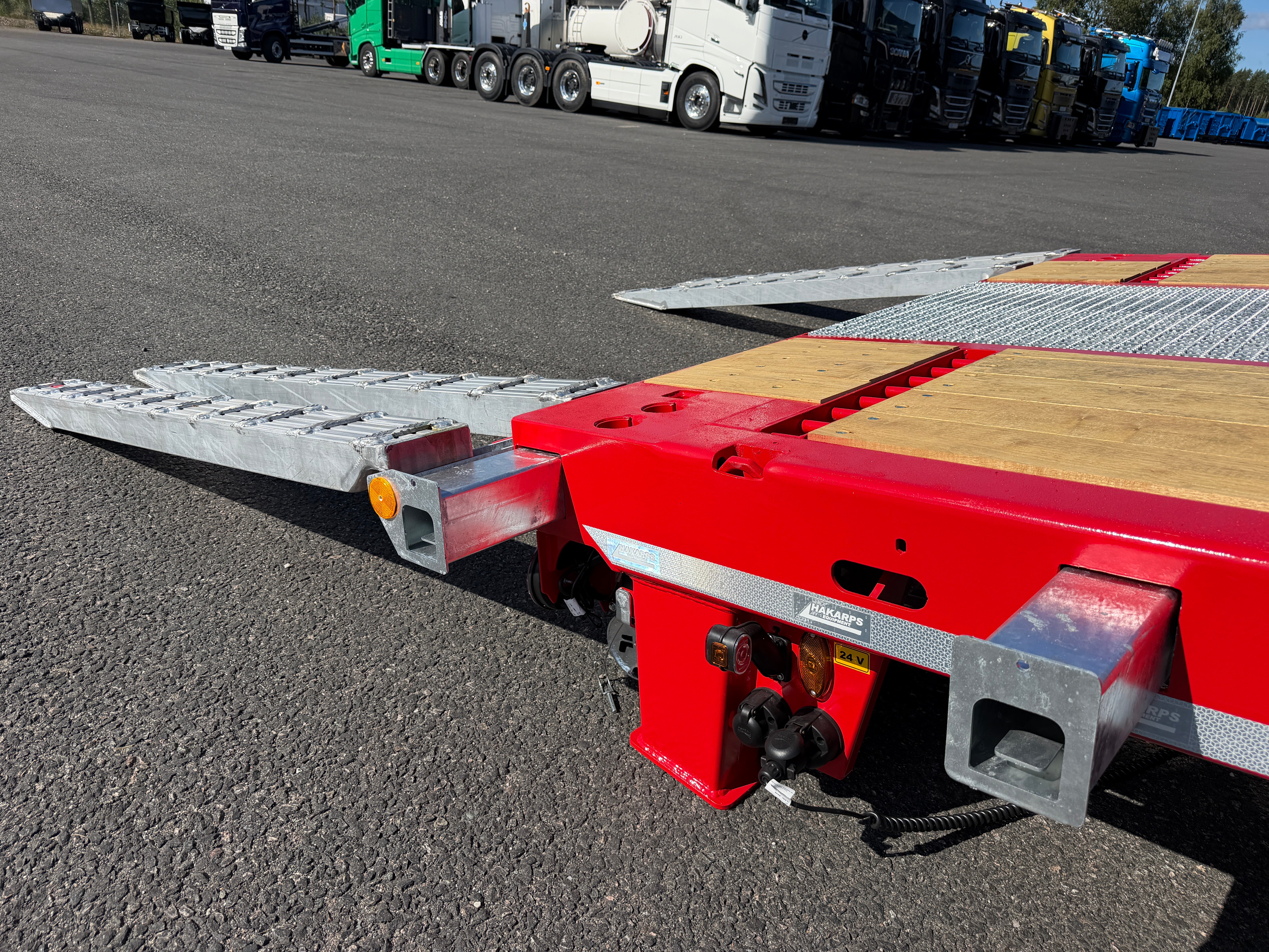 5 axlad 42 tons plan maskinvagn med uppvikbar ramp
