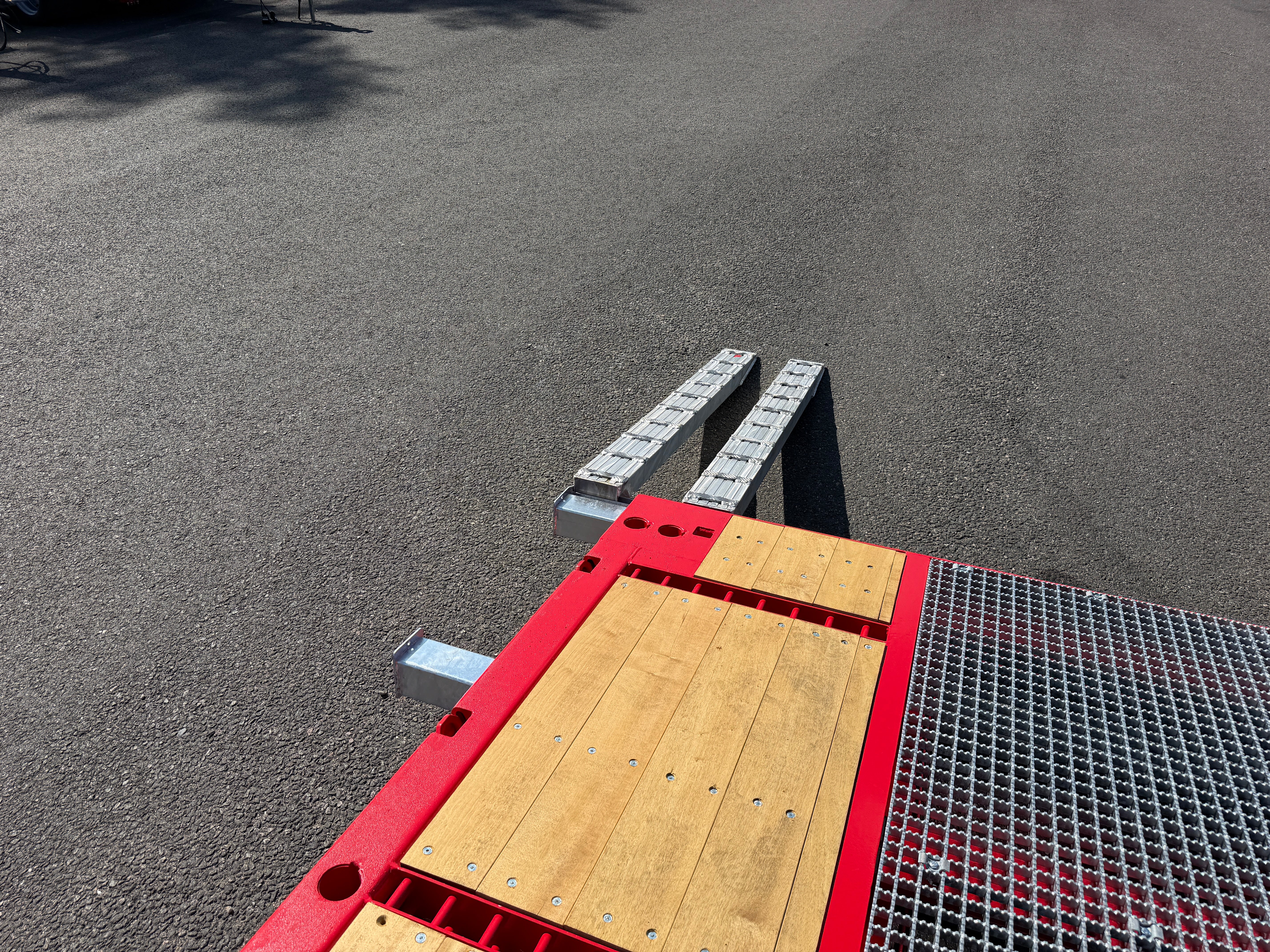 5 axlad 42 tons plan maskinvagn med uppvikbar ramp