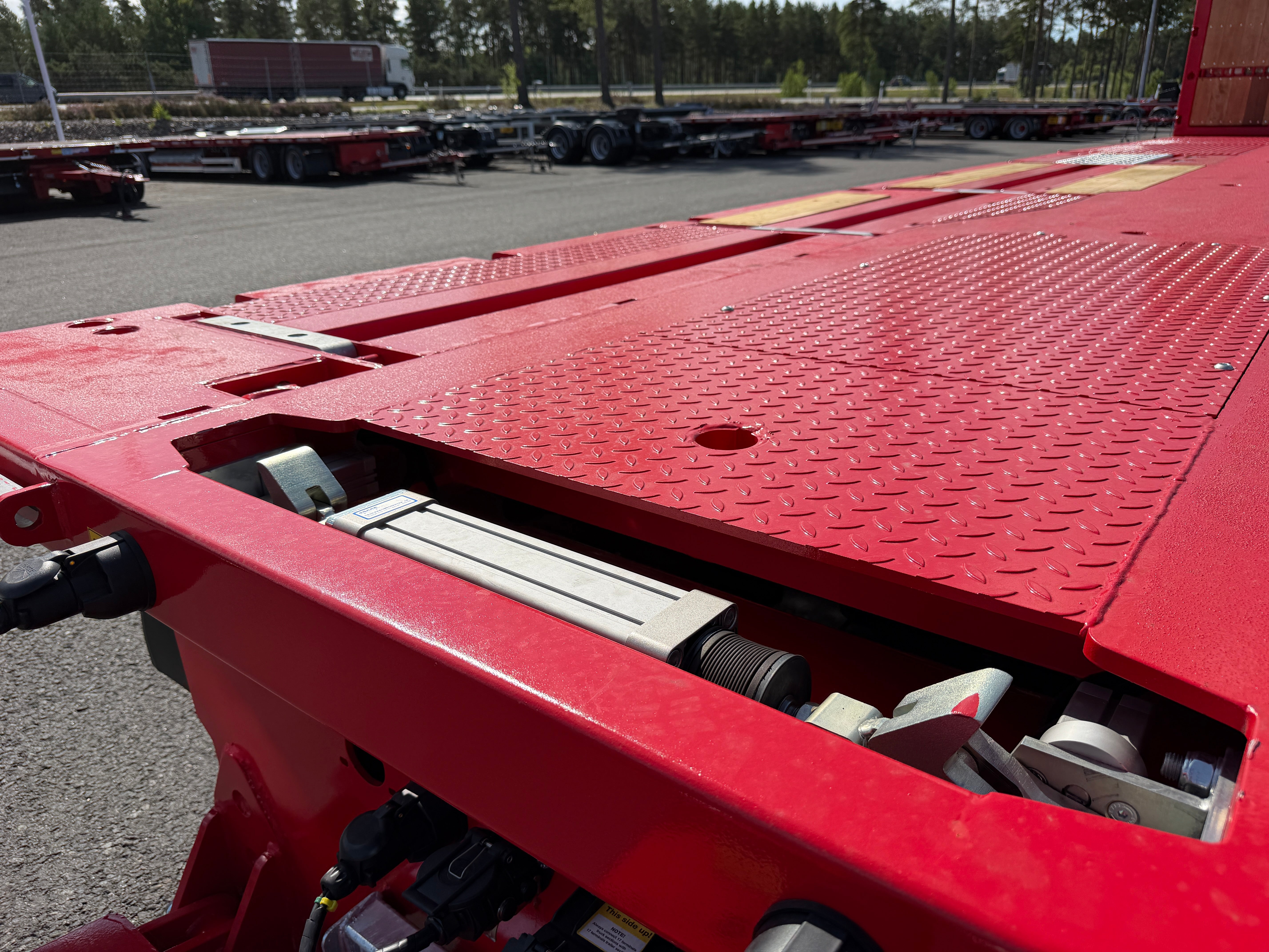 5 axlad 42 tons plan maskinvagn med uppvikbar ramp