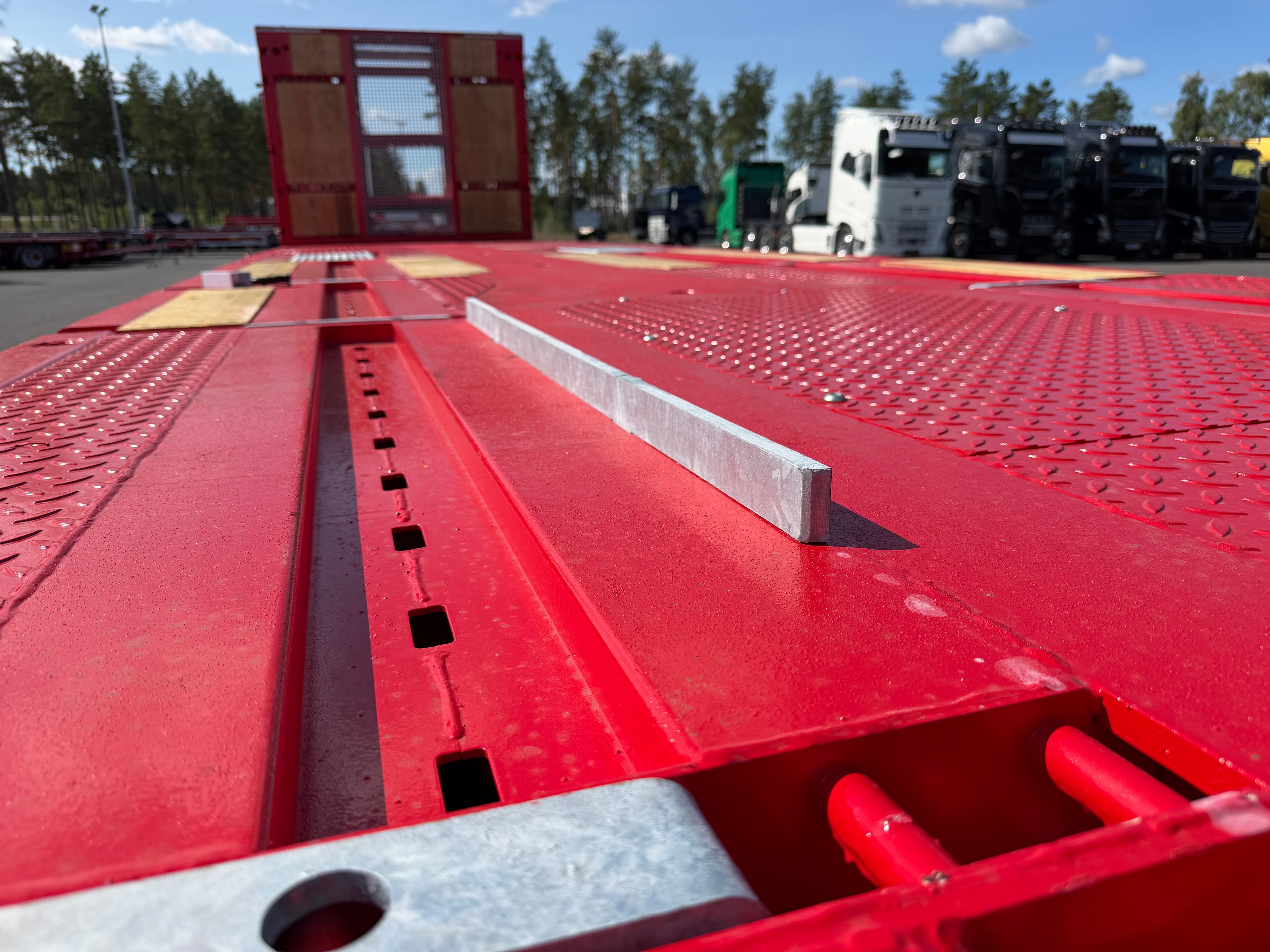 5 axlad 42 tons plan maskinvagn med uppvikbar ramp