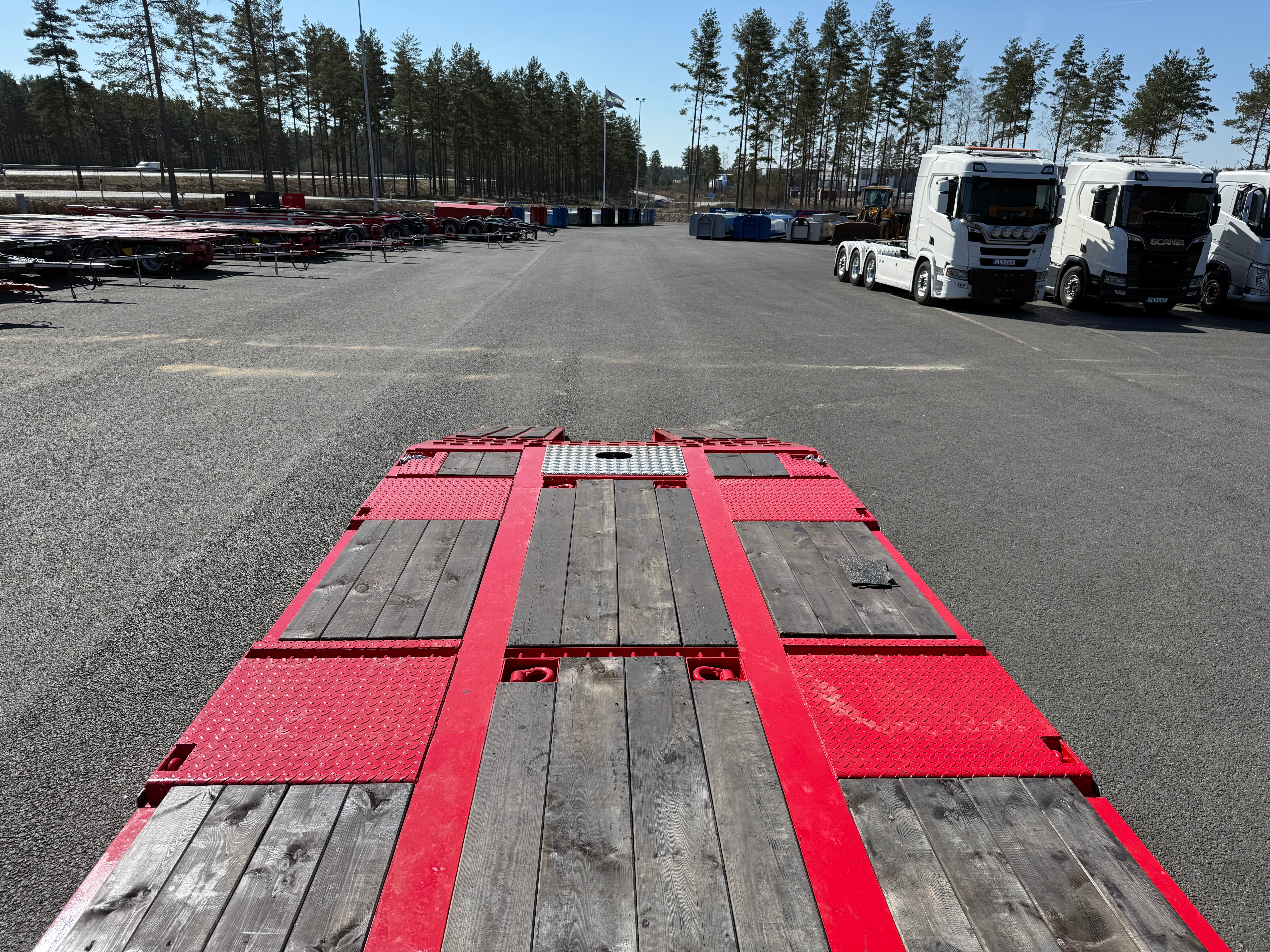 4 axlad 38 tons maskinvagn med hjulfickor och hydrauliska ramper