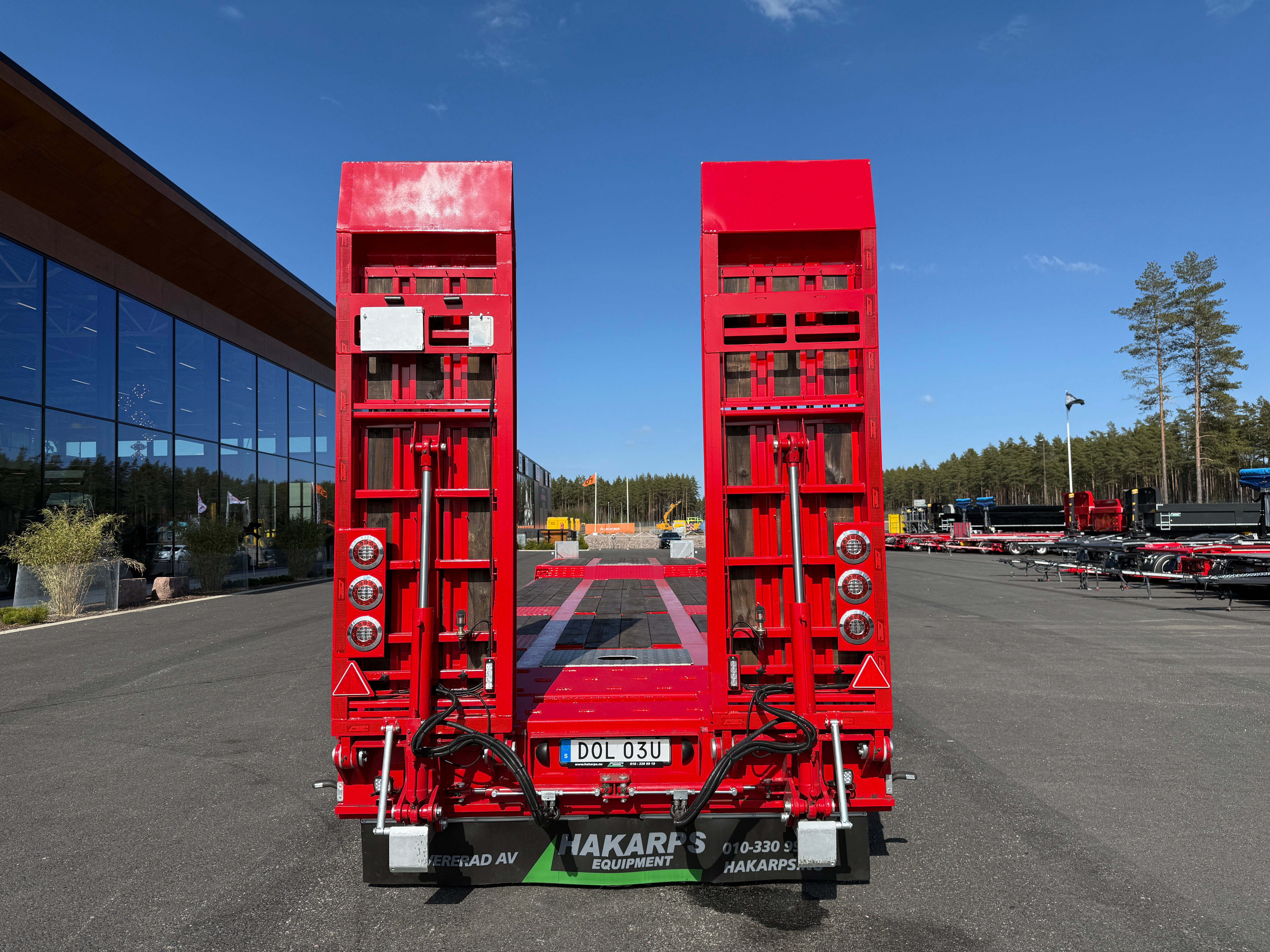 4 axlad 38 tons maskinvagn med hjulfickor och hydrauliska ramper