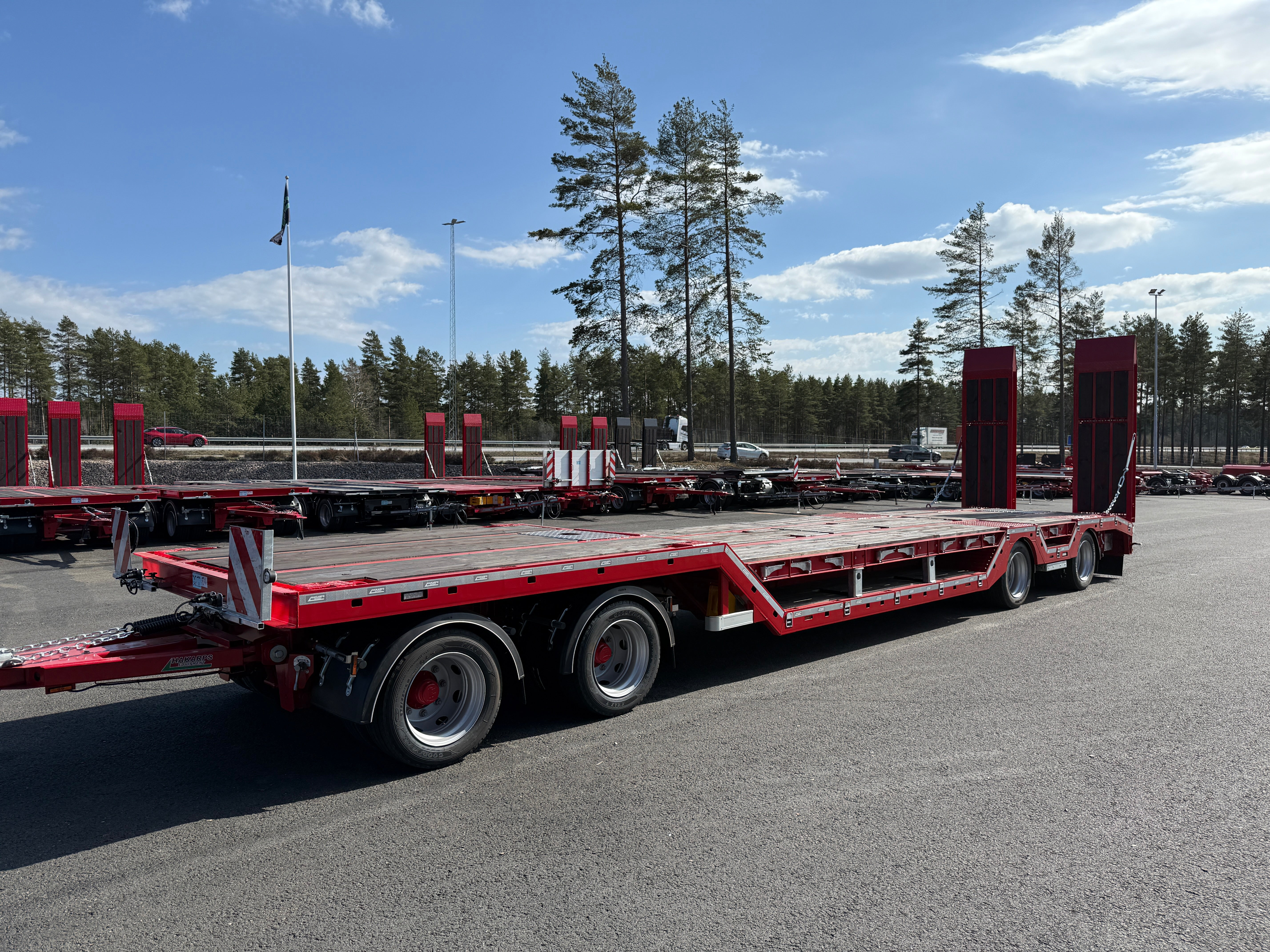 4 axlad 38 tons maskinvagn med hjulfickor och hydrauliska ramper