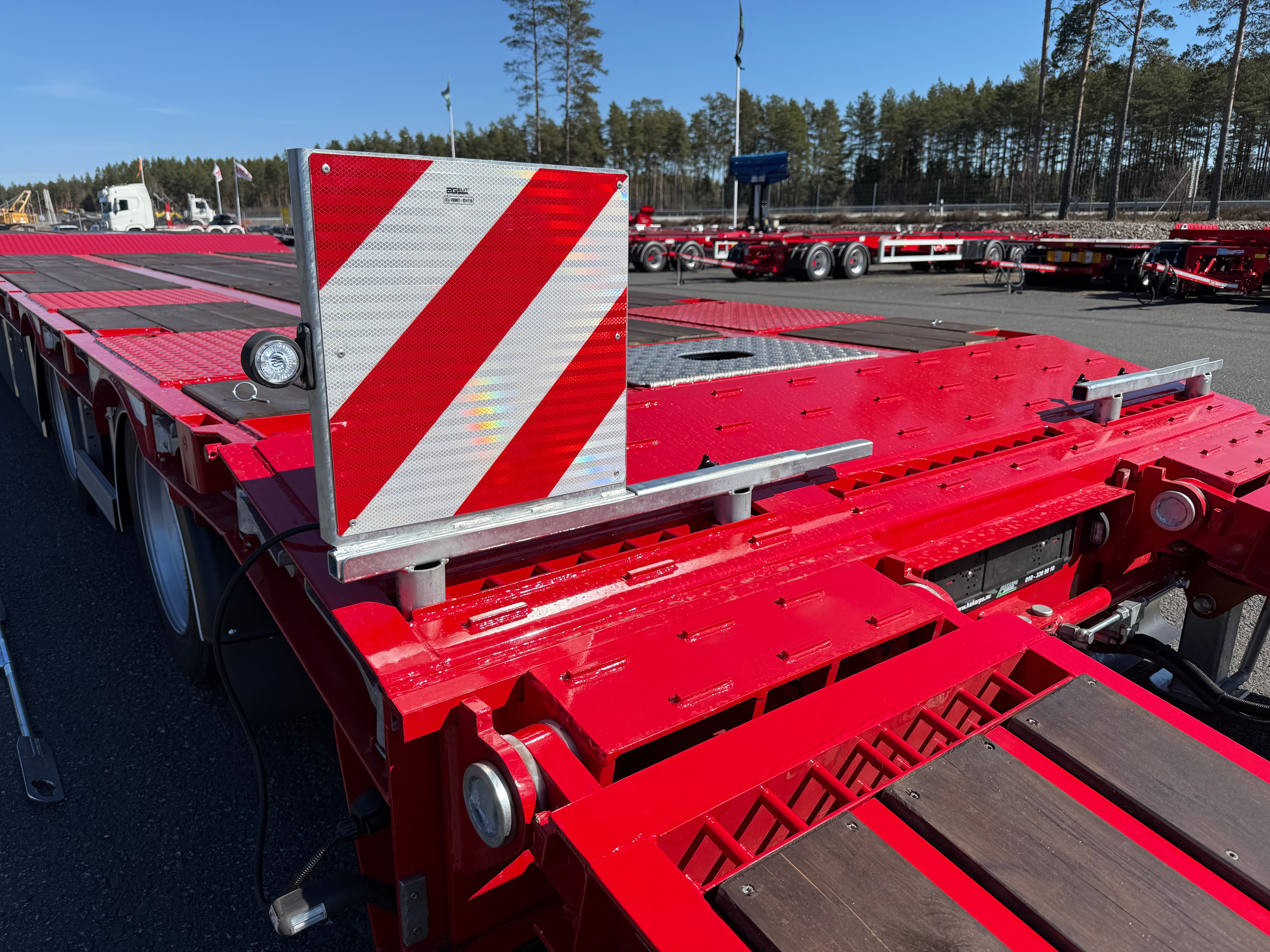 4 axlad 38 tons maskinvagn med hydrauliska ramper