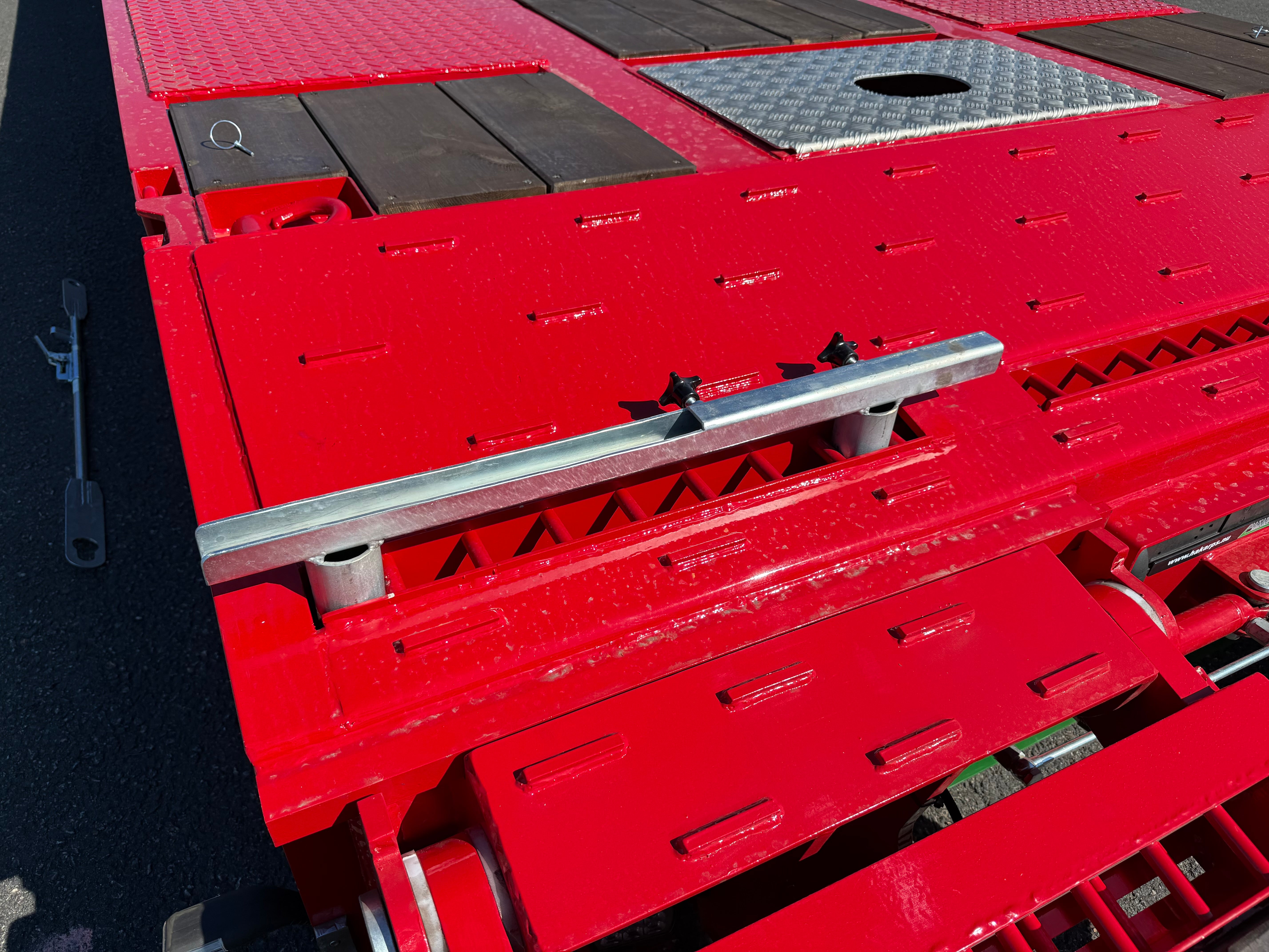 4 axlad 38 tons maskinvagn med hydrauliska ramper