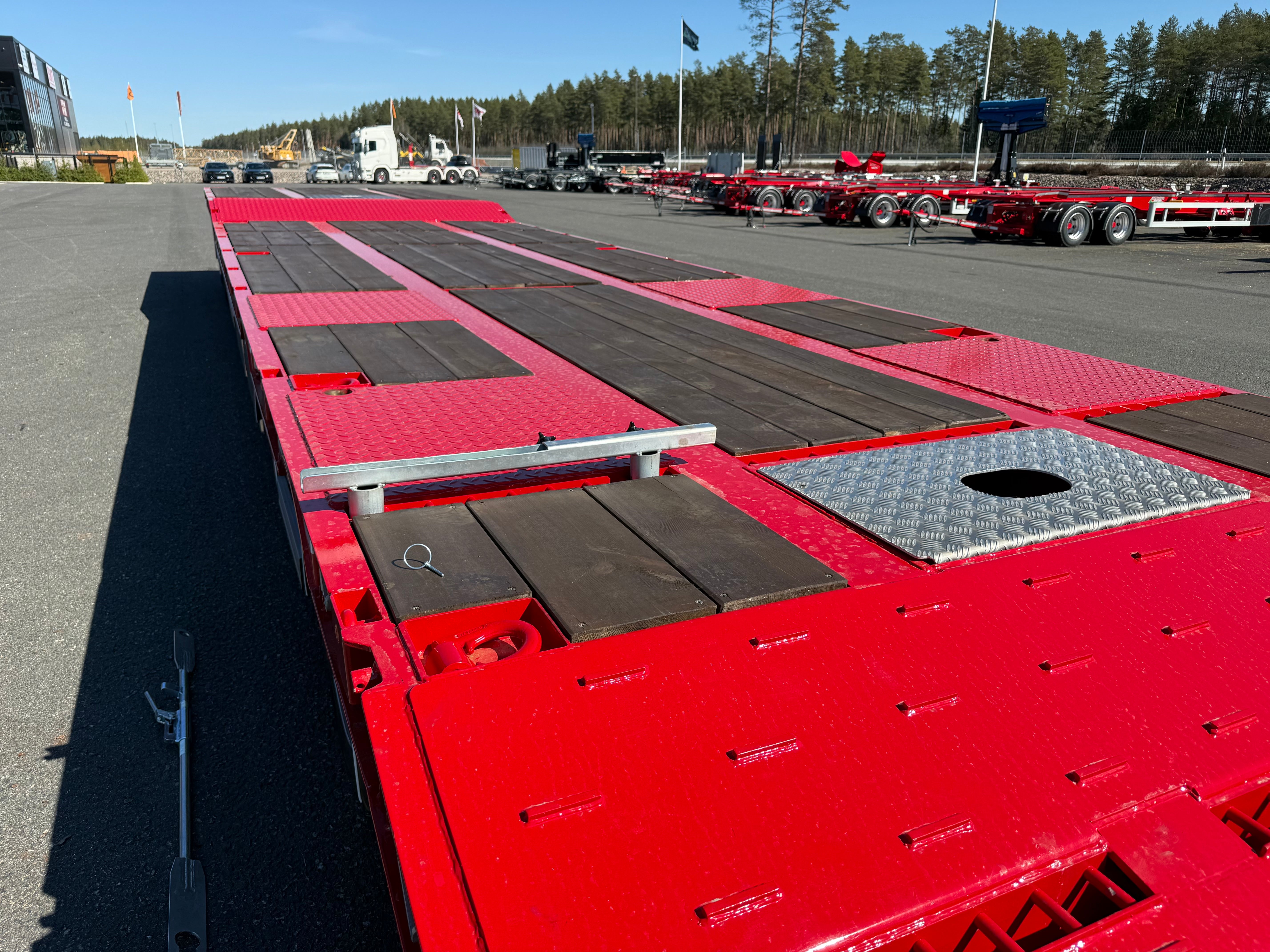 4 axlad 38 tons maskinvagn med hydrauliska ramper
